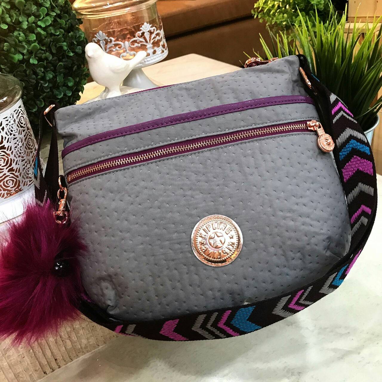 KIPLING ART O SHOULDER BAG กระเป๋าสะพายวัสดุ Nylon+Polyester 100% เปิดปิดด้วยซิปสะดวกใช้หัวซิปเเบรนด์ ภายในมีช่องซิป ช่องใส่มือถือ และสายคล้องพวงกุญแจ ด้านหน้ามี 2 ช่องซิป ด้านหลังมี 1 ช่องซิป สายสะพายยาวเลื่อนปรับได้จะสะพายข้างหรือ Crossbody ฿ก็ดูดี มาพร