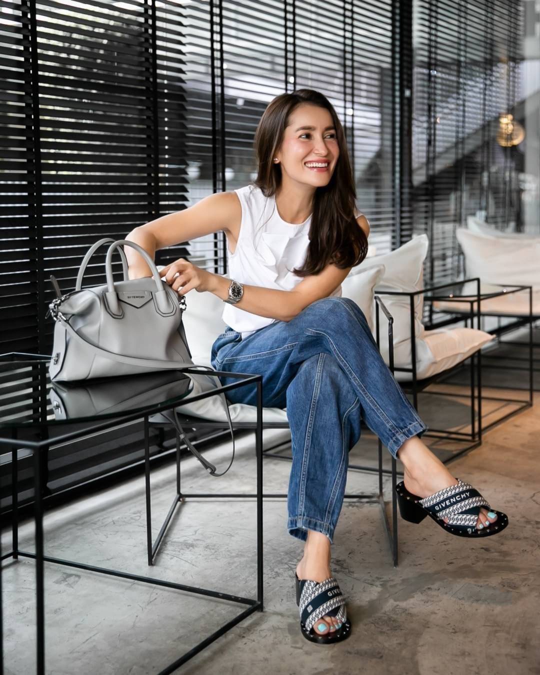 Givenchy Antigona Soft Small Leather Bag เข้ารอบใหม่ ราคาดีต่อใจ .. ไม่มีไม่ได้แล้ว! กระเป๋ารุ่น Iconic อย่าง Antigona Soft รุ่น "Classic" **มาพร้อมผ้าผูกโบว์ น่ารักมากมาย ประดับด้วยสัญลักษณ์ของแบรนด์ Givenchy ด้านหน้า **อะไหล่เงิน ไอเท็มยอดฮิตท