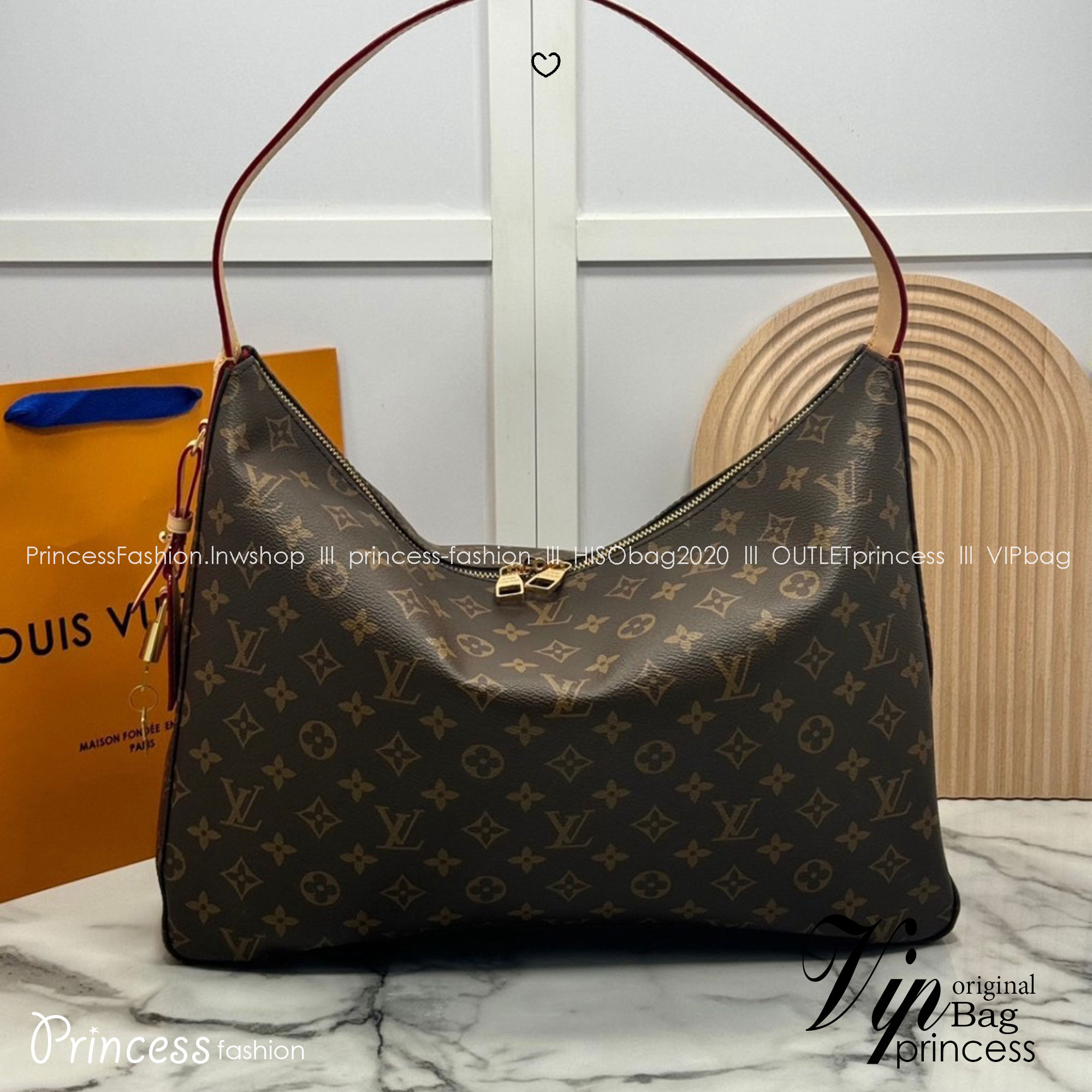LV Slouchy MM Hobo bag 40 cm กระเป๋าถือ/สะพายไหล่ทรงโฮโบรุ่นใหม่ โดดเด่นด้วยรูปทรงอันเป็นเอกลักษณ์ เหมาะสำหรับพกพาเดินทางและใช้งานทุกวัน ลาย Monogram แคนวาสสุดไอคอนิก เสริมความสง่างามด้วยอะไหล่สีทอง งานจริงสวยมาก แนะนำค่ะ