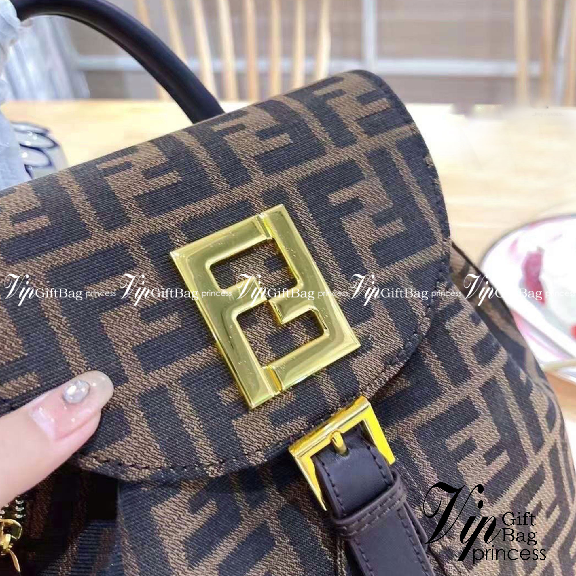 FENDI BACKPACK MONOGRAM กระเป๋าเป้เฟนดิ ทรงขนมจีบเปิดหน้า ผ้าทอลาย งานสวยปั้มทุกจุด ขนาดกำลังดีทรงน่ารักน่าใช้มากค่ะ ลายโมโนแกรมสวยตามฉบับแบรนด์ เด่นด้วยลายสัญลักษณ์แบรนด์ที่ฝากระเป๋า ตัดกับอะไหล่สีทอง ตกแต่งที่คล้องสายด้วยโลโก้ตัว FF สวยสะดุดตา ภายในกระเ