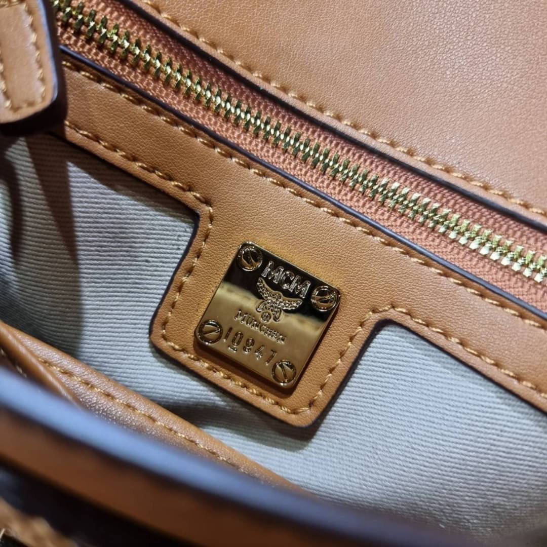 M.C.M SMALL MILLIE FLAP CROSSBODY IN VISETOS ไซส์ใหม่พกพาสะดวก!! กระเป๋าสะพายกึ่งคลัทช์ รอบนี้มาไซส์สวย สามารถใช้แทนกระเป๋าสตางค์ได้เลย ใส่โทรศัพท์มือถือได้ทุกรุ่น ใส่ของสำคัญสบายๆ มาพร้อมสายสะพายโซ่สีทองหรูหรา รูปทรงดีไซน์ร่วมสมัย ใช้งานง่ายด้วยตัวล็อค ว