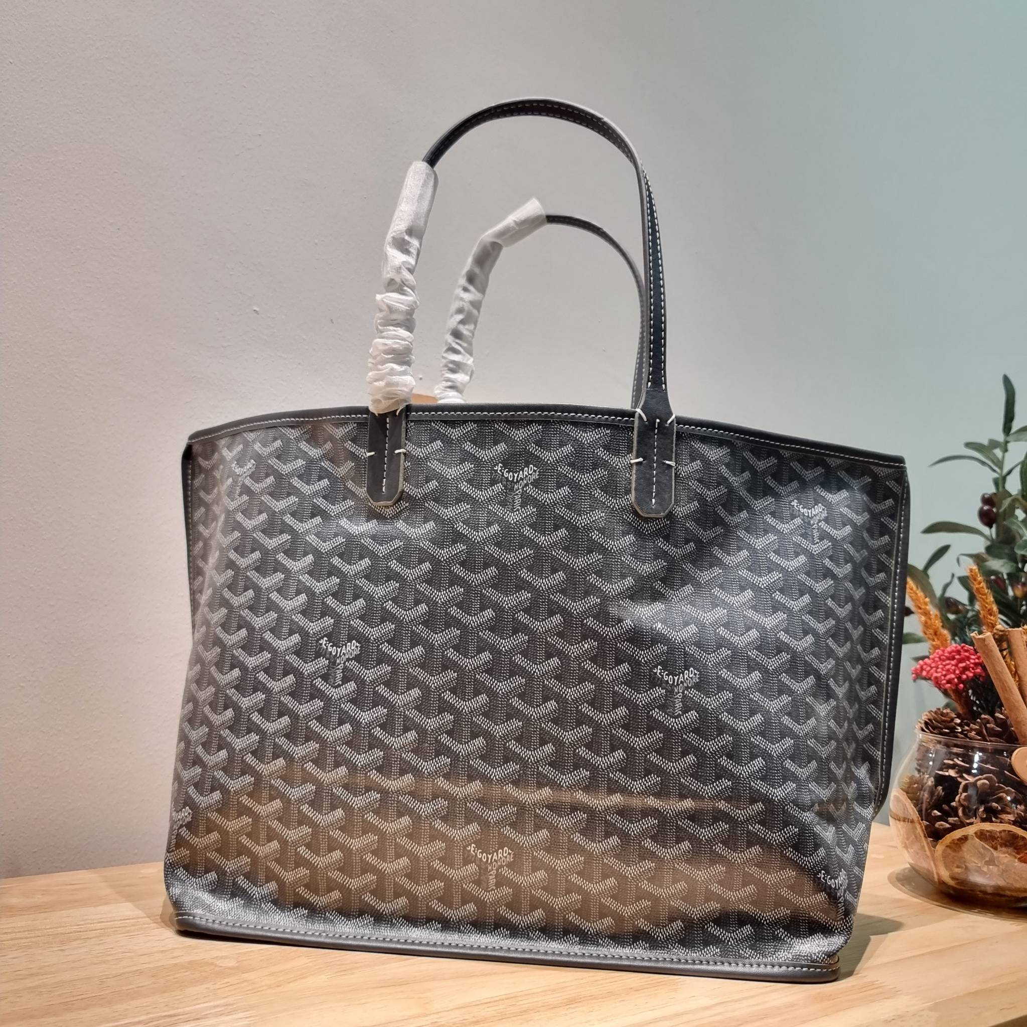 GOYARD ANJOU REVERSIBLE TOTE กระเป๋าสะพายทรงโท้ท ใบใหญ่จุใจ!! กลับด้านใช้ได้ทั้ง 2 ด้าน มาครบสีขายดี เลิศทุกสี รูปทรงคลาสสิค ดีไซน์เป็นเอกลักษณ์ ใช้งานได้หลากหลาย สามารถกลับด้านใช้ได้แบบไม่มีเบื่อ วัสดุหนังแคนวาสพิมพ์ลายสวยคม