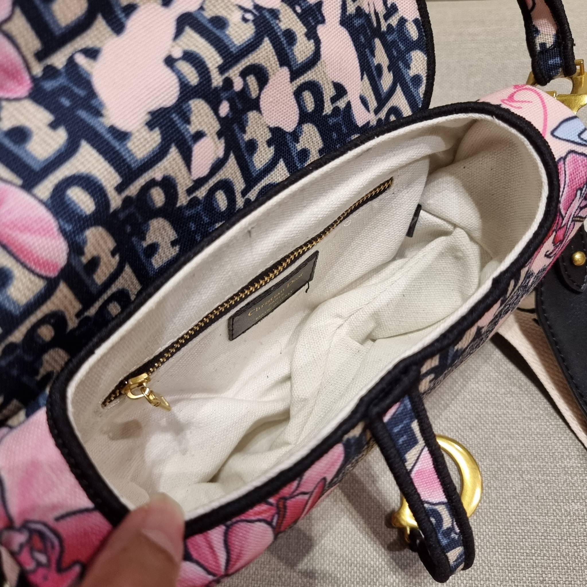 VIP CD OBLIQUE SADDLE BAG / DIOR SADDLE กระเป๋าสะพายข้าง ทรงสวยไม่ซ้ำใคร กิมมิคในตัว ดูแพง ไซส์ใหญ่ ดีไซน์ย้อนยุค เป็นเอกลักษณ์สวยทุกแบบ เปิด-ปิดด้วยกระดุมแม่เหล็กซ่อน ใช้งานง่ายมากๆ ภายในเป็นช่องโล่ง มีช่องซิป ใบสีดำเป็นหนังแท้ ใบลายเป็นผ้าแคนวาส ดูดี ดู