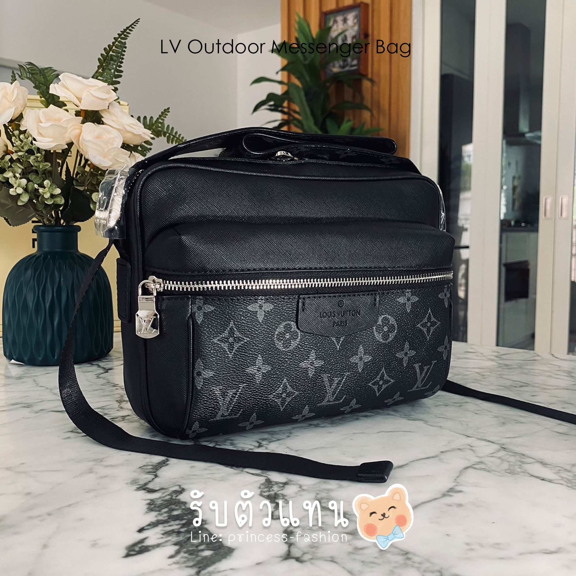 LV Outdoor Messenger Bag กระเป๋าทรงแมสเซนเจอร์สีดำสวยคลาสสิก รุ่นที่ได้รับความนิยมอย่างมาก ท่านชวยควรมีติดตู้ไว้ได้ใช้งานบ่อยๆ แน่นอนค่ะ