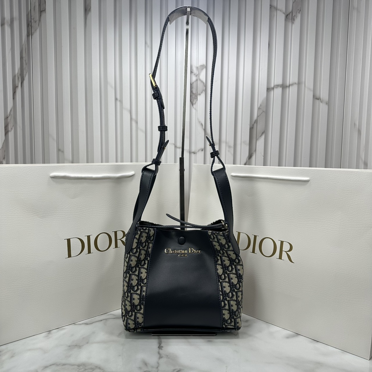 ORI หนังแท้ | DIOR Small Signature Bucket Bag / Dior bucket bag กระเป๋าทรงบัคเกตรุ่นใหม่ล่าสุด มาพร้อมกับการออกแบบที่โดดเด่น และสง่างาม เรียบหรูดูแพง มีรายละเอียดสุดวิจิตร