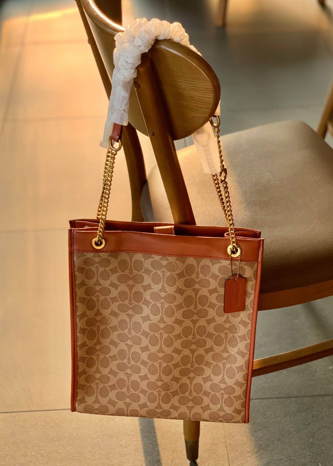 LIMITED EDITION 📣รุ่นใหม่ล่าสุด ยังไม่มีในช๊อปไทยจ้าา❗️ COACH CHAIN CASHIN TOTE ((C6338//C6620)) พร้อมส่ง สินค้าเข้าใหม่ ห้ามพลาดค่าา! กระเป๋าทรงTote สูง สามารถใส่เอกสาร//A4 ได้ วัสดุหนังแท้นิ่ม น้ำหนักเบาค่ะ 🔺จุดเด่นของรุ่นคือสายสะ