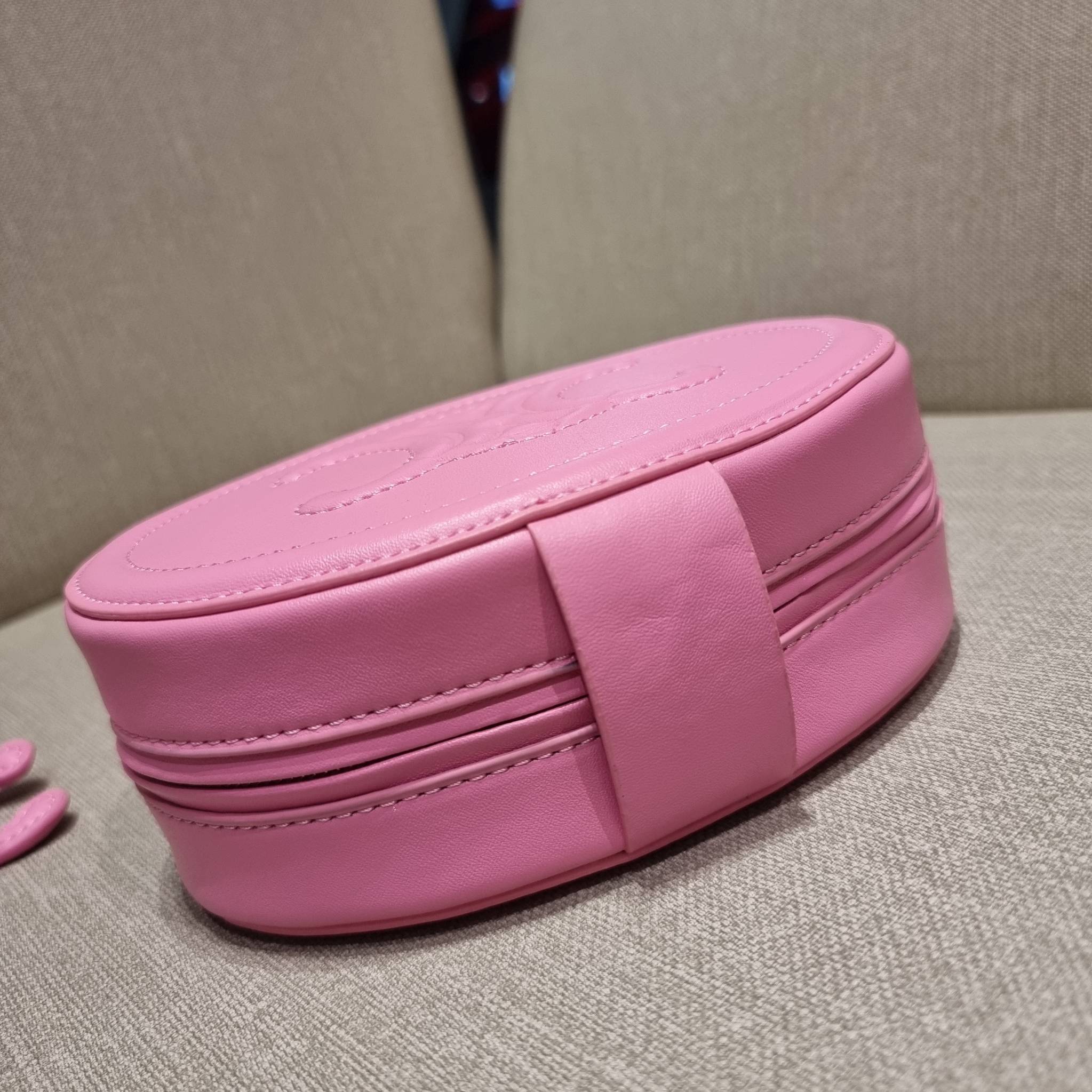 VIP 🥂 CELINE OVAL MINAUDIERE CUIR TRIOMPHE น้องน่ารักม้ากกกก!! น่ารักตะโกนไปเลย!! กับกระเป๋าทรง oval รุ่นแรร์ไอเท็ม ที่หายาก และ sold out ไปหลายรอบ!! น้องใบกะทัดรัด สำหรับสาวๆที่ชอบพกพกของแบบง่ายๆ ให้ชีวิตไม่ยุ่งยาก คล้องแขนใช้งานเก๋ๆ วัสดุหนังสัง