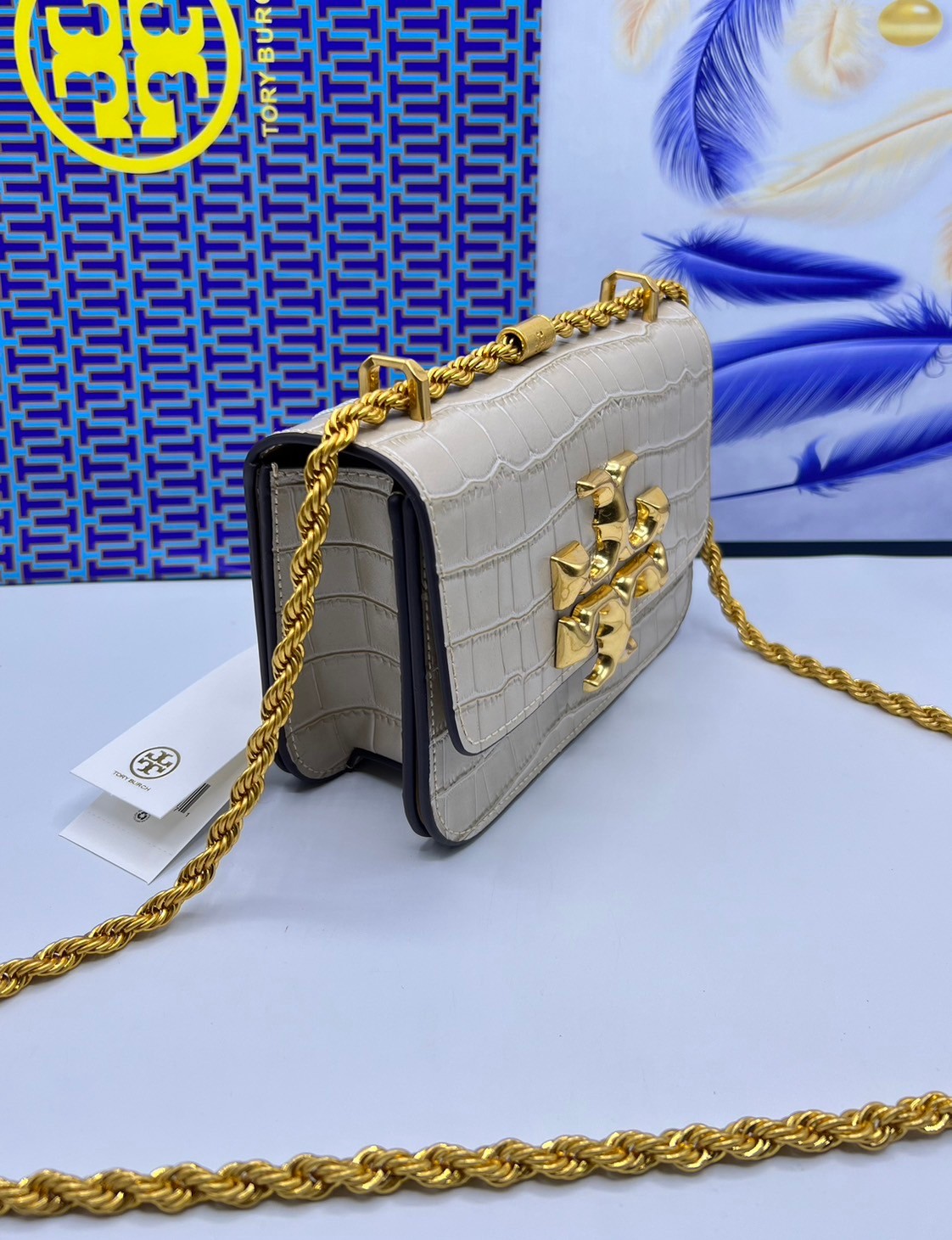 6 สี Tory Burch Croc Eleanor Small Bag / TORY BURCH ELEANOR CROC EMBOSSED LEATHER กระเป๋าสะพายหนังพิมพ์ลายจระเข้ ดีไซน์หรูหรา โด่นเด่นด้วยโลโก้แบรนด์อะไหล่ด้านหน้า และสายสะพายโลหะสีทอง