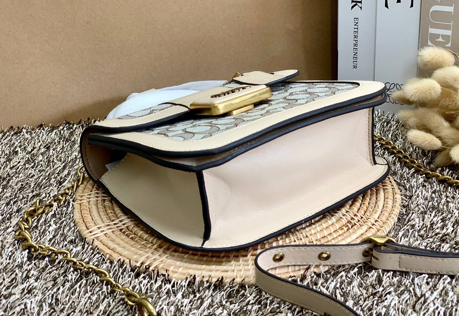 ใบจริงสวยหรูมากๆค่ะ💥 COACH ALIE TOP HANDLE IN SIGNATURE JACQUARD ((C4822)) พร้อมส่งที่ไทยค่ะ! กระเป๋าหิ้ว//สะพายข้าง วัสดุ Jacquard+หนังแท้ได้ลงตัวสวยงามมากๆค่ะ คลาสสิคสุดๆ เปิดปิดกระเป๋าแบบกดล็อค ช่องหลักกางออกได้กว้างสามารถใส่กระเป๋าเงินใบกลางได