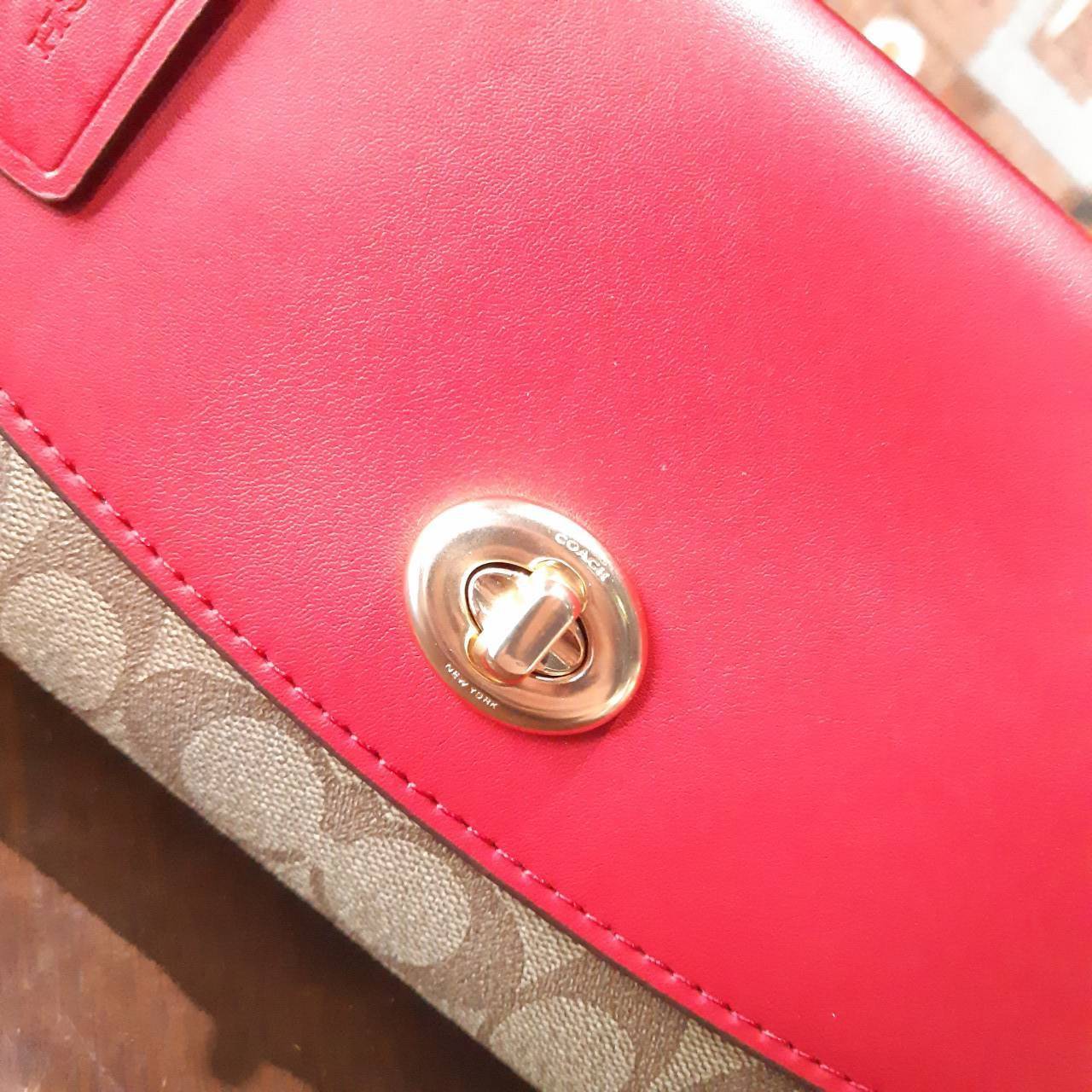 COACH TILLY SATCHEL 23 IN SIGNATURE CANVAS ((C1802//C1439/C1435)) กระเป๋า crossbody สวยหรู ขนาดใหม่ พร้อมสีมาใหม่!! ดีไซน์ย้อนยุค วัสดุหนังแคนวาสเคลือบลายสลับหนังแท้ มาพร้อมหูจับในตัว และสาย crossbody ปรับได้ตามตัว เปิด-ปิดด้วยตัวบิดล็อค ภายในโล่ง บุกำมะห