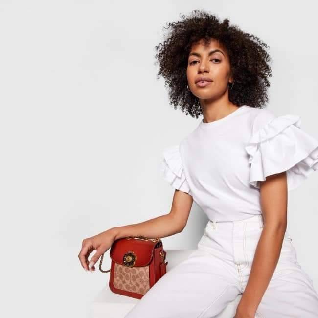 OUTLET 】COACH MADISON CONVERTIBLE BACKPACK 18 IN SIGNATURE CANVAS (C0828) ใบเดียว เปลี่ยนลุคได้เยอะขนาดนี้ ต้องมีแล้ว 🍁ใบนี้ ปรับลุคได้ตามใจสั่งเลย >> เป็นเป้ได้ คล้องไหล่ได้ คลอสบอดี้ได้ หรือจะปรับสายสั้นเก็บด้านในกระเป๋า ถือแบบสวยๆ ดูดีแบบ