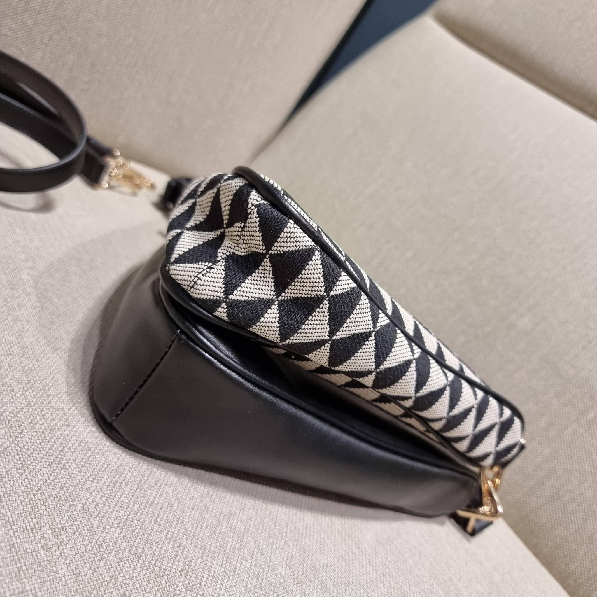 PRADA TRIANGLE BAG ล้ำกว่าใคร ใหม่กว่าใคร ไม่ต้องรอพรีฯ กระเป๋าสะพาย ดีไซน์ทรงสามเหลี่ยม ชิคๆคูลๆ ไม่มีใครเหมือน มีมาให้ถึง 2 ชิ้น วัสดุผ้า jacquard และหนังแท้ สวยคู่ สลับใช้ได้หลากหลายมากๆ เพราะยังมีสายสะพายมาให้อีกถึง 2 เส้น เกี่ยวคู่กันสะพายเท่ๆ หรือแย