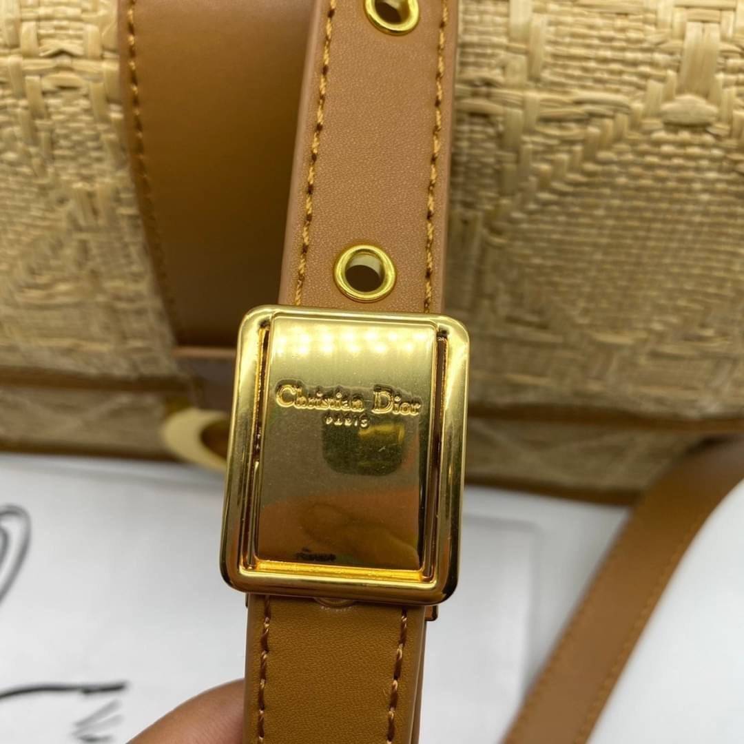 ORI 】DIOR 30 Montaigne Bag Natural Cannage Raffia พร้อมส่งที่ไทย ภาพสินค้าถ่ายจากงานขายจริง ใช้งานต่างประเทศได้ เอกลักษณ์ของความหรู น้ำหนักเบา ไอเท็มหายาก!! Best seller!! ยกให้น้องเลย!! ดีไซน์เรียบหรูในความเป็นเอกลักษณ์ ใช้งานง่าย สะดวก ได้ทุกโอกาส แนะนำเ
