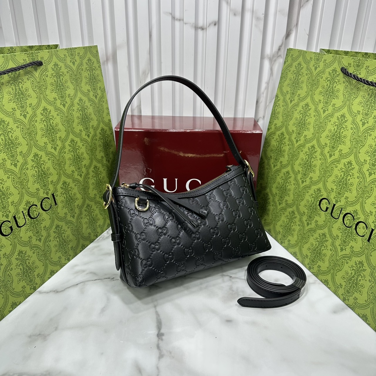 ORI หนังแท้ | Gucci GG Emblem small shoulder bag กระเป๋าสะพายทรงพอช ถือ/คล้องไหล่เก๋ๆหรือสะพายข้างได้ ทรงสวยคลาสสิค มีอะไหล่ห่วงสำหรับห้อยพวงกุญแจได้ เป็นไอเท็มต้องมีและยกเป็น everyday bag ได้เลย
