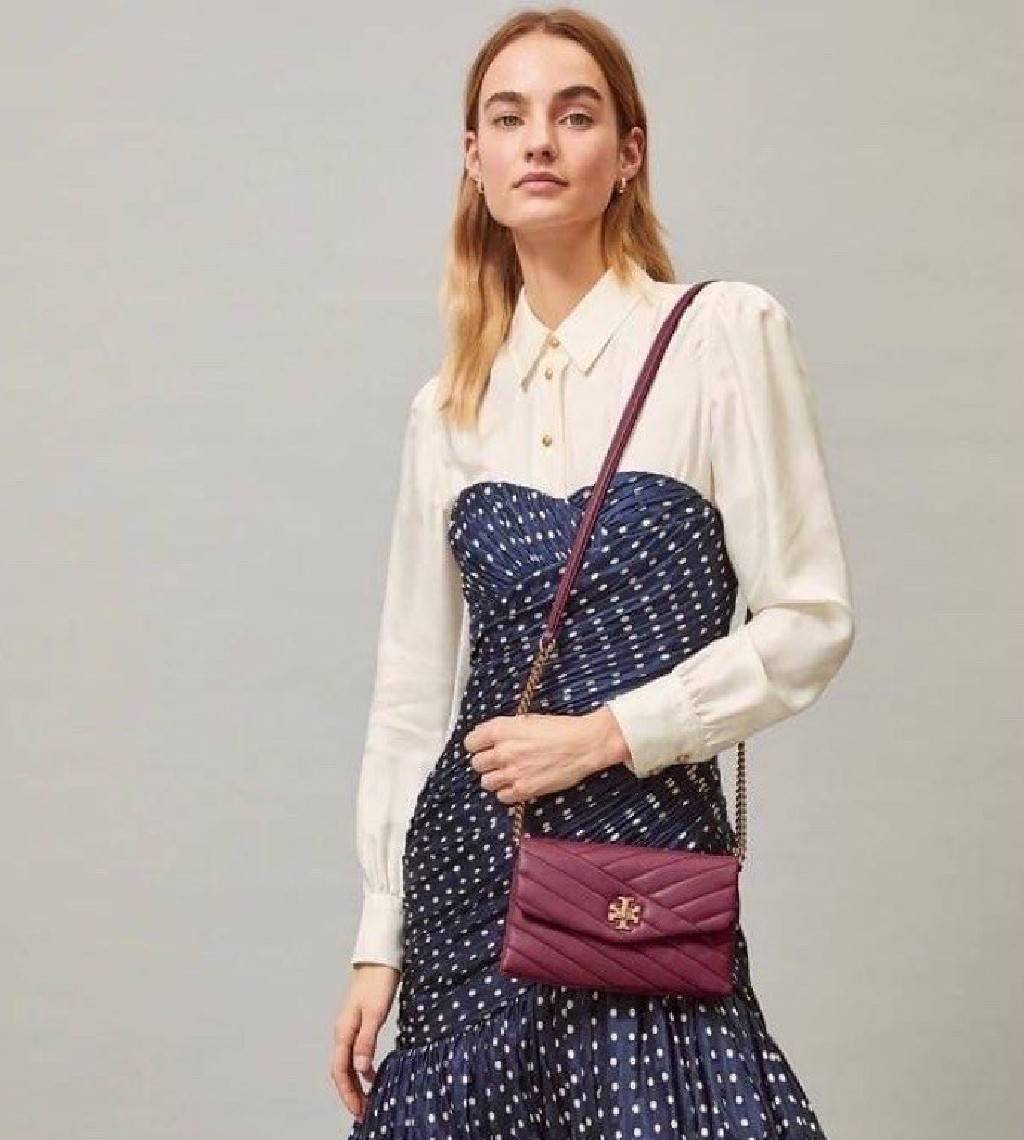 ของแท้ 💯% 】Tory Burch Kira Chevron Chain Wallet Bag เน้นความเรียบหรูดูแพง ต้องยกให้รุ่นนี้ ซึ่งมีขนาดกะทัดรัด ให้ลุคสาวมั่น Active ดูทะมัดทะแมง เหมาะสะพายในวันลำลอง และด้วยความที่เป็นแบรนด์ของทอรี่