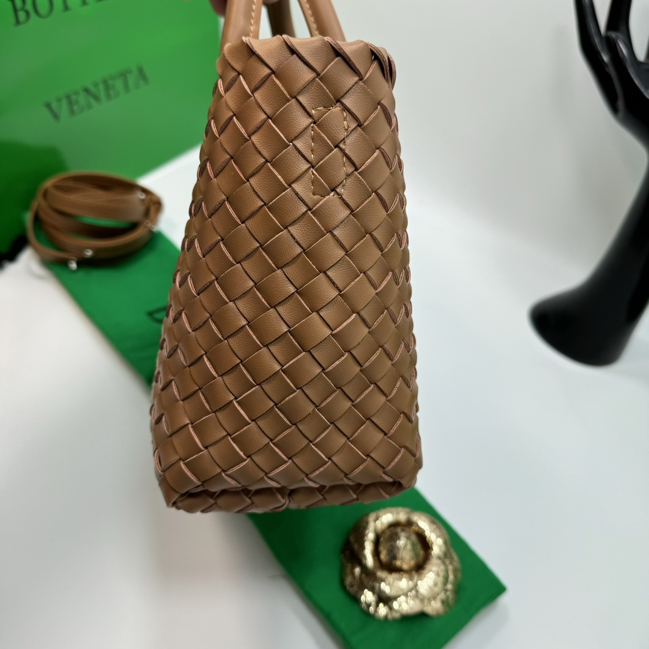 BOTTEGA MINI CABAT LEATHER TOTE BAG กระเป๋าสะพายขนาดมินิ พร้อมใบลูก ดีไซส์สานเป็นเอกลักษณ์ หนัง nappa นิ่มสวยงาม