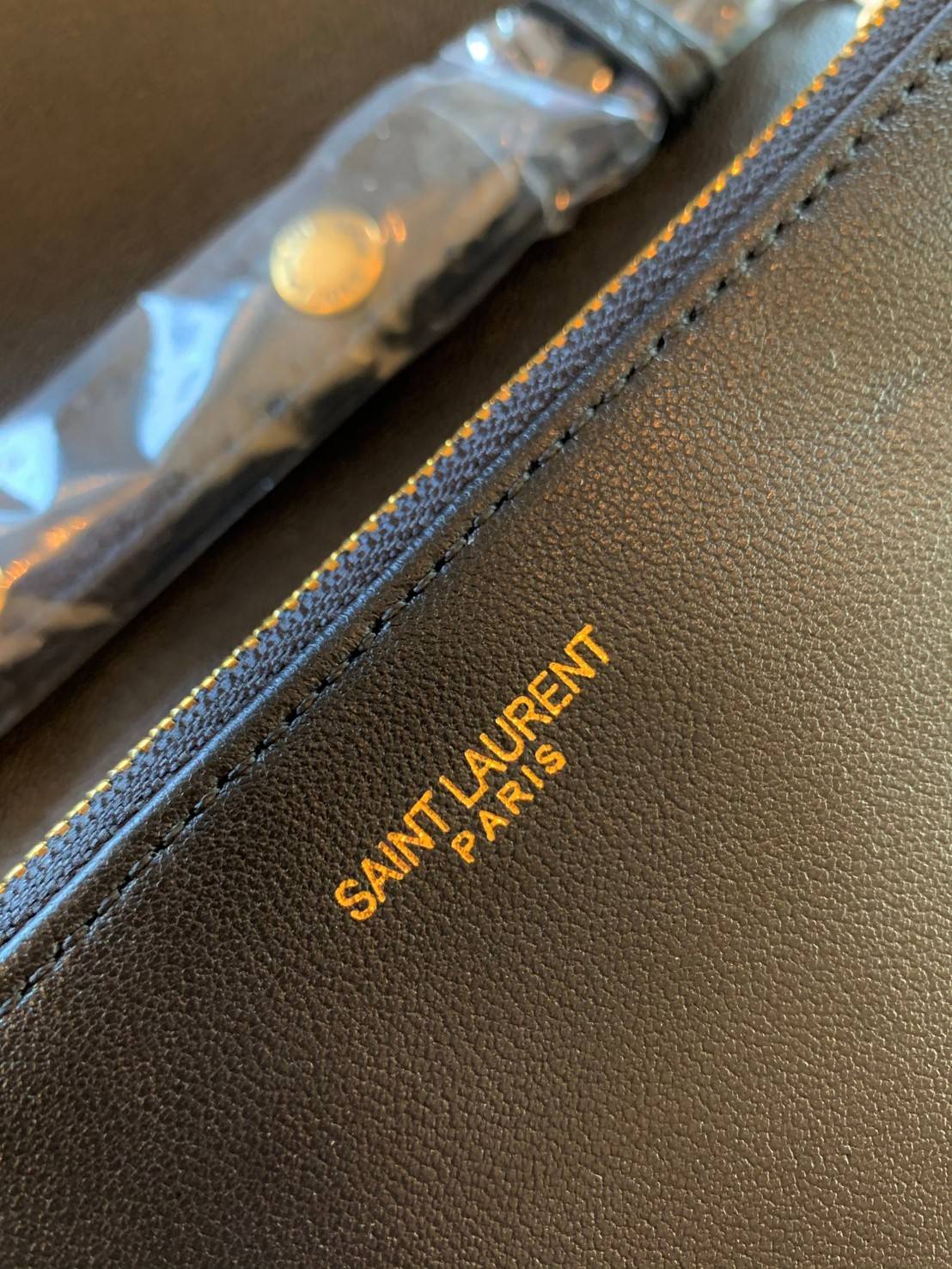 Yves Saint Laurent Shoulder Bag//Clutch Bag พร้อมส่งที่ไทย ทันใช้สงกรานต์นี้กันค่าา! กระเป๋าสะพายข้าง หรือสามารถทบสายเป็นสายคู่เป็นแบบคล้องไหล่ได้และสามารถถอดสายออกถือแบบคลัทออกงานก็ยิ่งสวยโดดเด่นมากๆเลยค่ะ หนังแท้อย่างดี หนังนิ่มน่าใช้ หลงไหลน้องแน่นอนค่