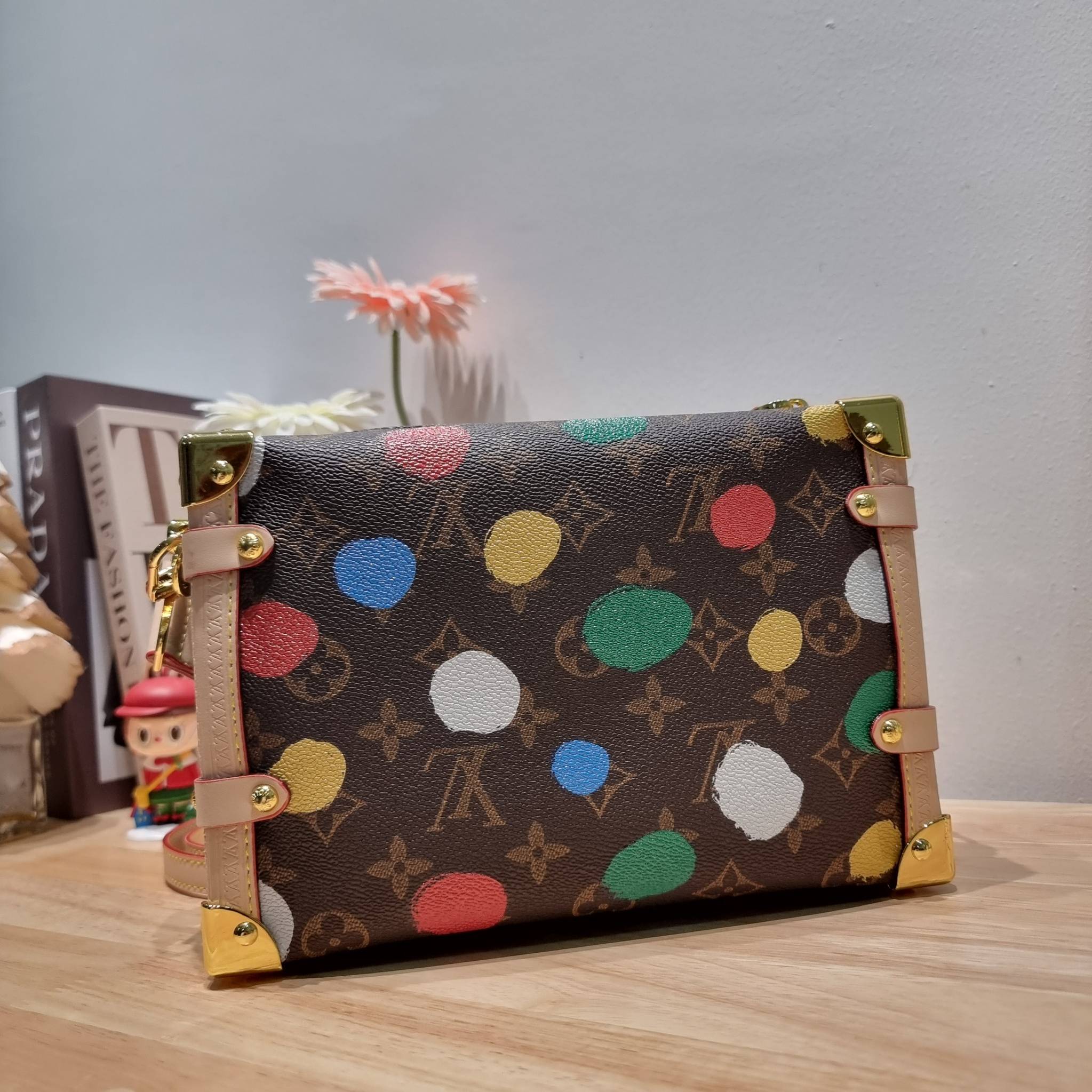 LV x YK SIDE TRUNK Monogram canvas bag สุดยอดกระเป๋าไอคอนนิค ทรงสวย ดีไซน์ใหม่ สวยมีเสน่ห์ รูปทรงกล่อง โดดเด่นด้วยหมุดเข้ามุม ซิปเปิด-ปิดล็อคได้ วัสดุหนังแคนวาส