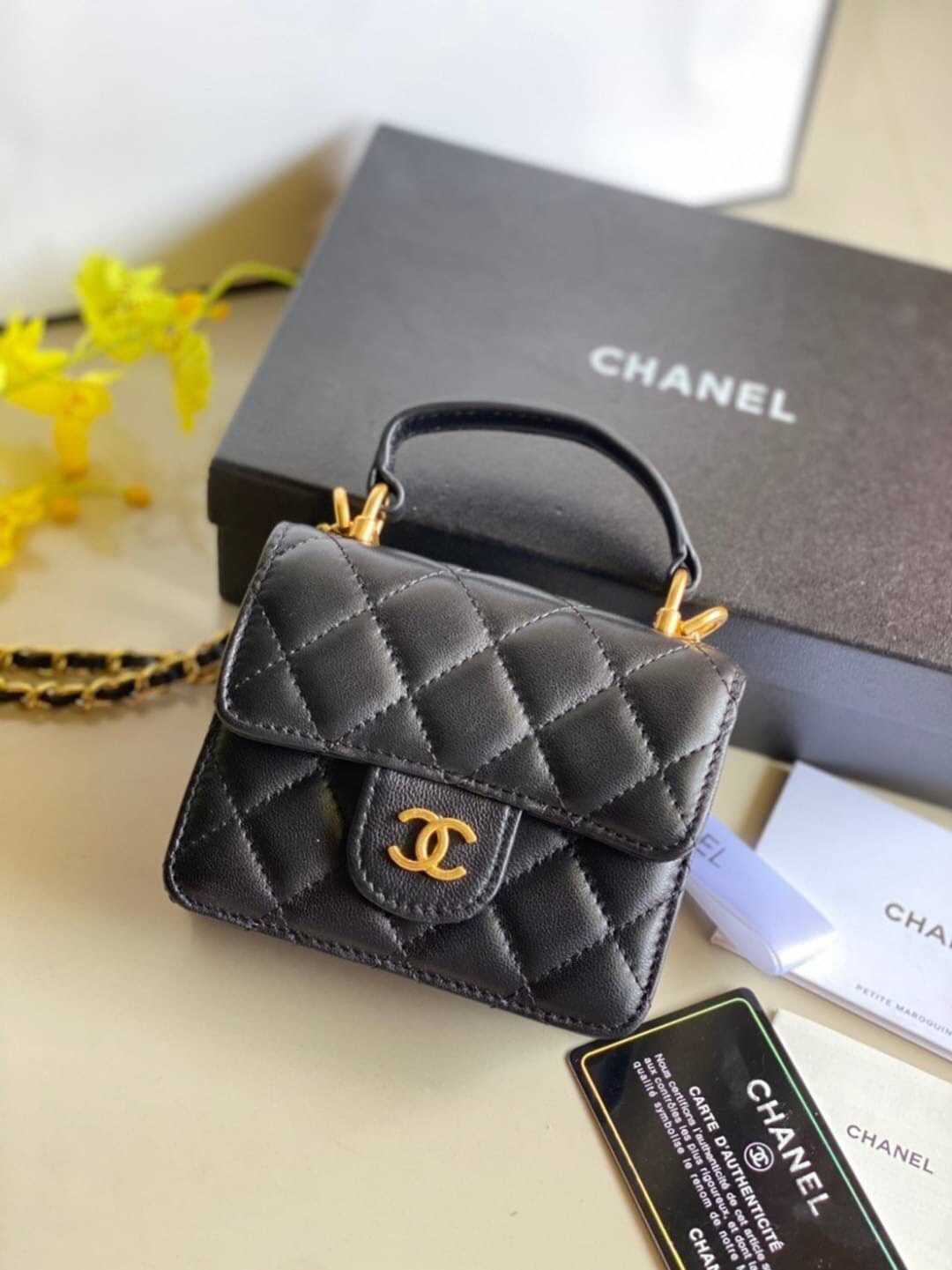 หนังแท้ VIP GIFT CHANEL MINI BLACK BAG รุ่นยอดนิยมไอเท็มฮิตวัสดุหนังแท้เรียบสวยคลาสสิคเปิดปิดด้วยฝาปิดกระดุมด้านหน้ามีโลโก้แบรนด์อะไหล่ทองสวยหรูดูดีมากกกก มาพร้อมสายโซ่ทองร้อยหนังจะสะพายไหล่ หรือ Crossbody ก็ดูดี ภายในโล่งกว้าง ตัวจริงสวยน่าใช้ Chanel min