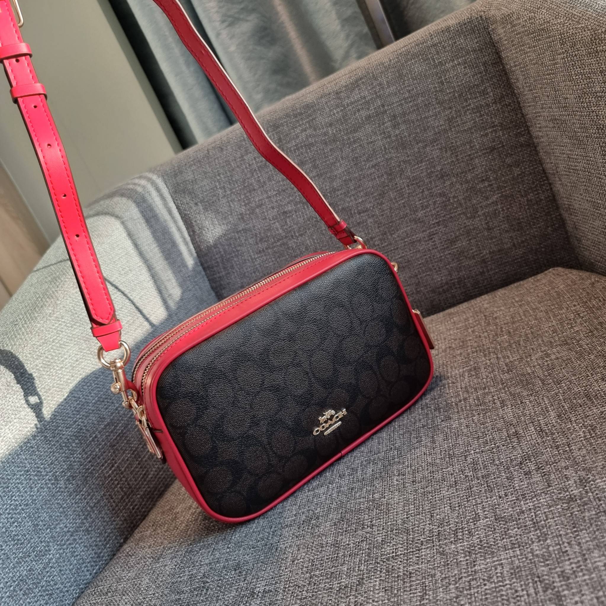 OUTLET 】COACH F68168 JES CROSSBODY IN SIGNATURE CANVAS รุ่นยอดฮิต!! กระเป๋าสะพายข้าง รุ่น 2 ซิป ใบใหญ่จุใจ สีคลาสสิคขายดี!! วัสดุหนังแคนวาสเคลือบลาย เปิด-ปิดด้วยซิป 2 ช่องหลัก ใช้งานง่าย ทรงสวยมากๆรุ่นนี้ มาพร้อมสายสะพาย crossbody ปรับได้ตามตัว ภายในใส่ขอ