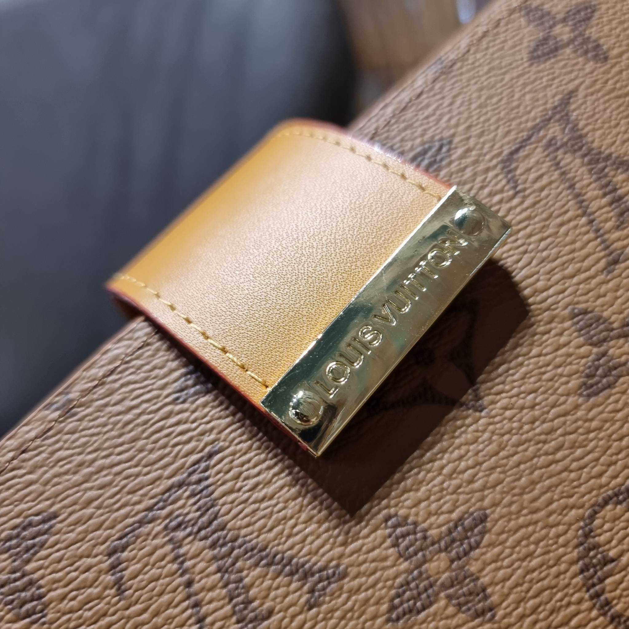 VIP 】ได้เวลาเปลี่ยนกระเป๋าสตางค์รับทรัพย์กันแล้ว!! LV vip wallet กระเป๋าสตางค์พรีเมี่ยมกิ๊ฟ เป็นไอเท็มหายาก ที่สาวๆต้องว้าว!! ใบยาวขนาดกำลังเหมาะมือ ถือแล้วขับผิวทุกสี วัสดุหนังแคนวาส ทนทาน เปิด-ปิดด้วยกระดุม ภายในมีช่องใส่บัตรเยอะมาก แบ่งสัดส่วนสวย ใส่ธน