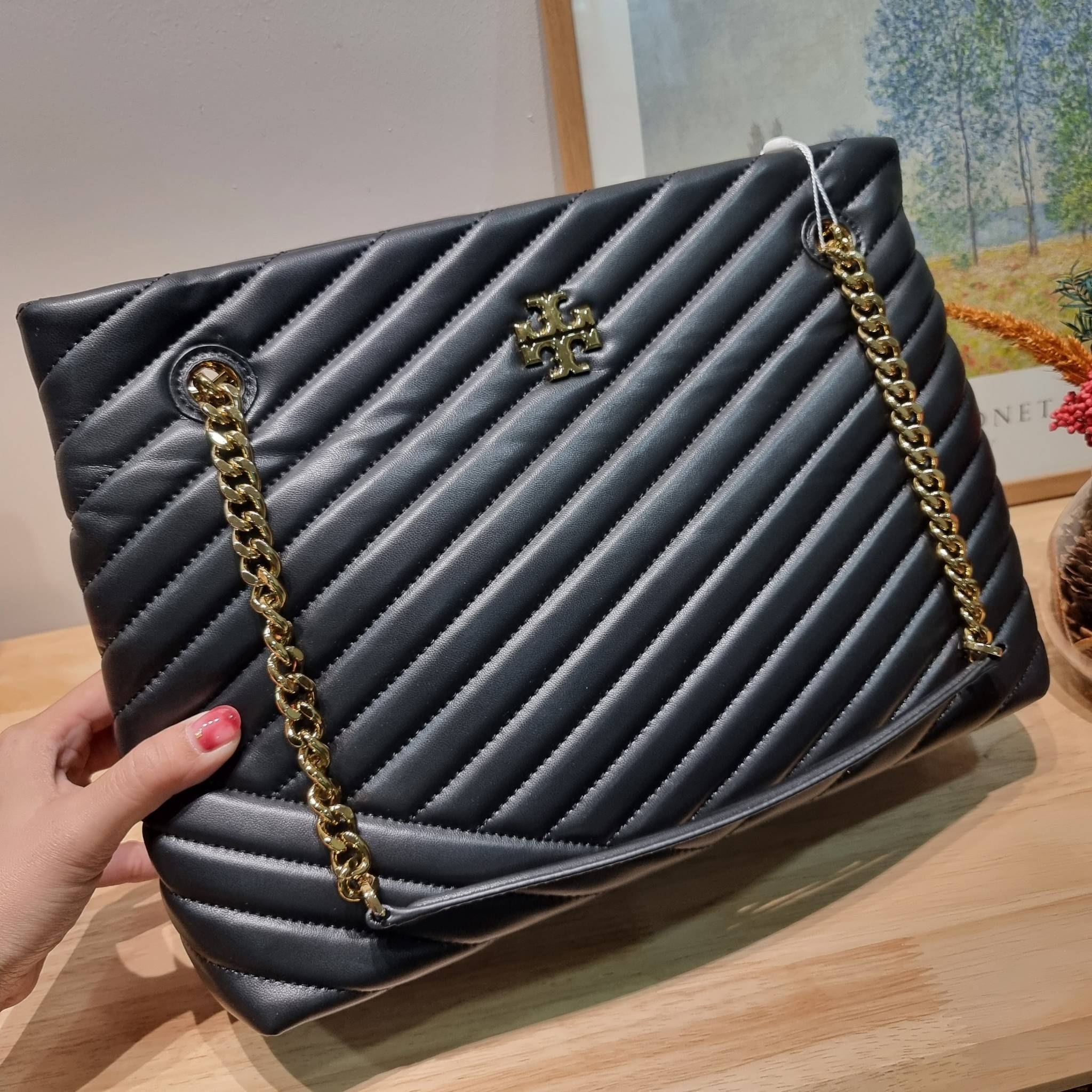 TORY BURCH KIRA CHEVRON TOTE กระเป๋าสะพายรุ่นที่ใครๆก็ต้องมี กับทรงโท้ทไซส์ใหญ่ ใช้ยังไงก็ดูหรู ดีไซน์เฉพาะตัว วัสดุหนังสัมผัสนิ่ม