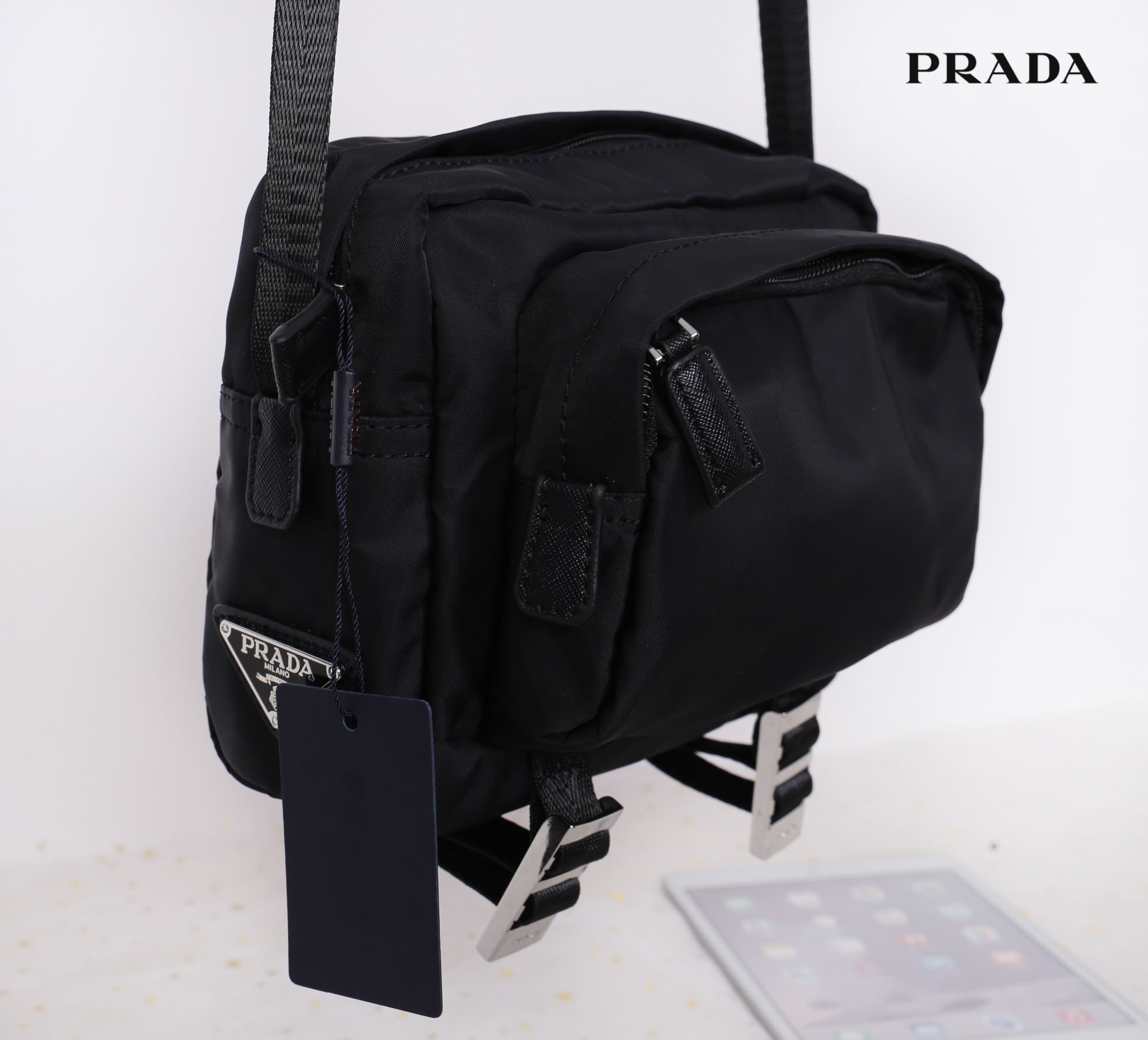 Prada nylon shoulder bag / Prada crossbody nylon bag VIP gift ใช้ได้ทั้งหญิงชาย ห้ามพลาดรุ่นใหม่l Prada Bag ทรงใหม่มีไว้ไม่ซ้ำใครแน่นอนคะ จะสะพายข้าง หรือ คาดอกก็ได้ วัสดุทำจากผ้า Nylon เนื้อหนาคุณภาพดี ตัวอะไหล่เงินสวยหรู ขนาดกำลังดี ใส่ของได้เยอะ มือถือ