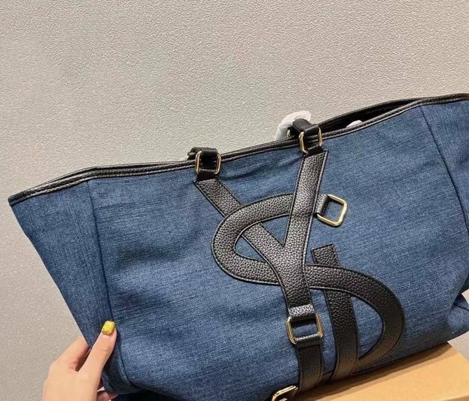 YSL Vavin Tote in Denim Classic 16" / YSL SHOPPING E/W IN SUPPLE LEATHER รุ่นเดนิม กระเป๋าทรงโท้ทใบใหญ่ หน้าโลโก้ใหญ่โดดเด่น ช่องกว้างใช้งานง่าย ภายในโล่งกว้างมาก ใส่ของได้สบาย หิ้วไปเที่ยวต่างจังหวัด สะพายไปต่างประเทศตามใจ!! เลิศตรงที่ดีไซน์ใบนี้เป็