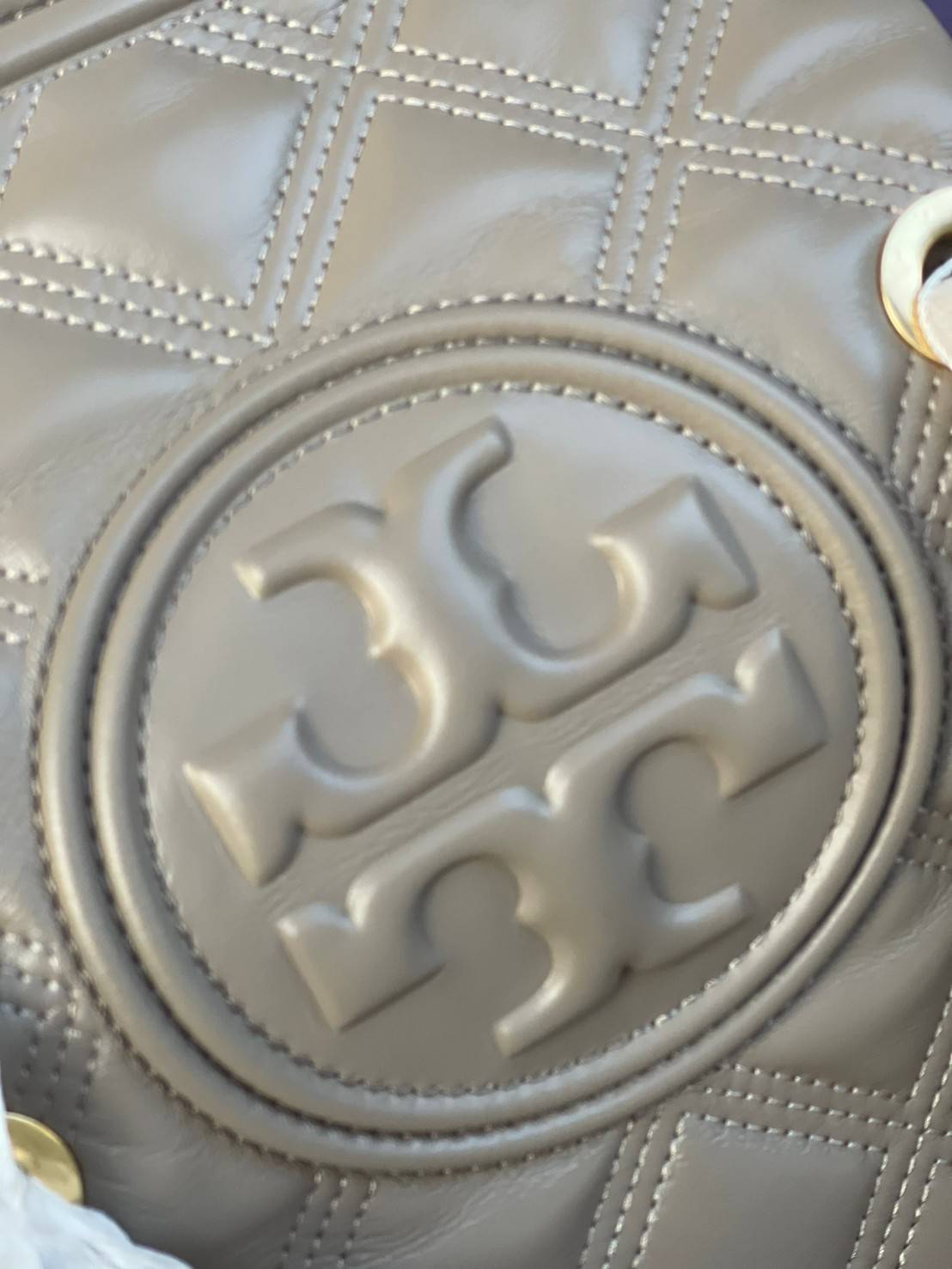 ของแท้ 💯% Tory burch Fleming Soft Small Convetible Shoulder bag กระเป๋าเฟลมมิ่ง (Fleming) สุดคลาสสิค ทำจากหนังนุ่มกับเทคนิคการเย็บแบบควิลท์ เพิ่มความเป็นเอกลักษณ์ด้วยโลโก้ลายดับเบิ้ล