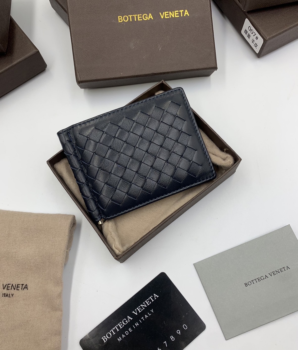 หนังแท้ BOTTEGA VENETA MONEY CLIP WALLET / BV Wallet / BV Men's Wallet พร้อมส่งที่ไทย กระเป๋าสตางค์ใบสั้น รุ่นคลาสสิกพร้อมคลิบโลหะ ที่หยิบมาใช้งานได้บ่อยที่สุด งานหนังลูกวัวแท้ทั้งใบ ใช้ทนทานได้นาน ใช้ทนทา