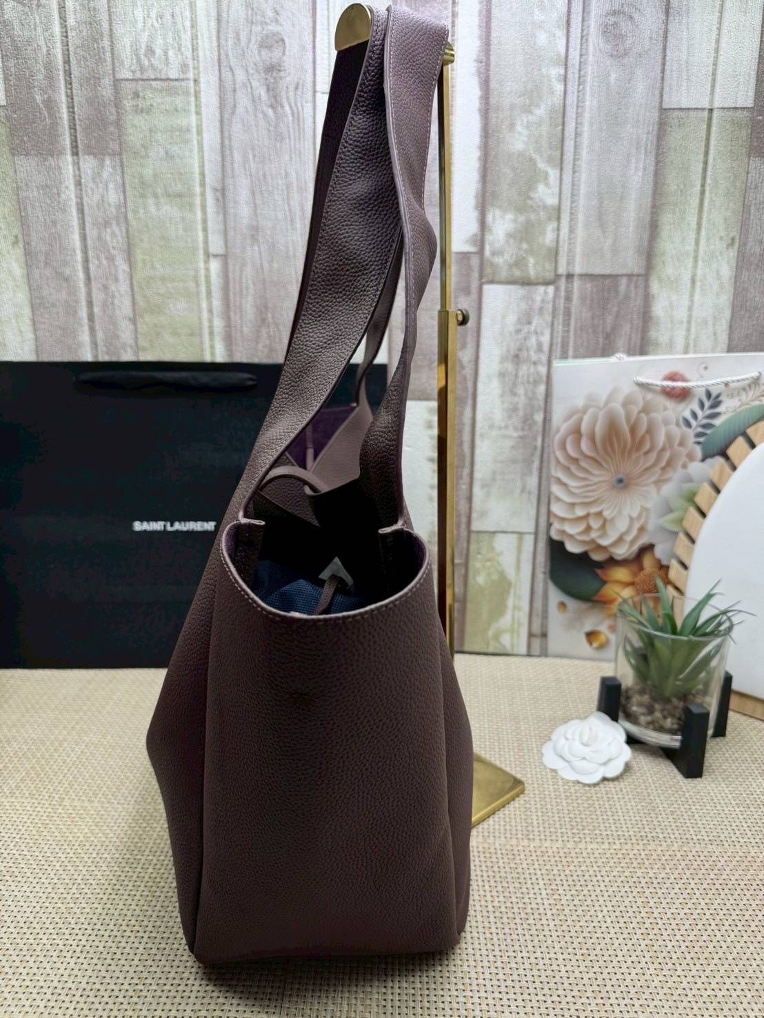 ORI หนังแท้ | YSL LE 5 À 7 BEA IN GRAINED LEATHER TOTE BAG กระเป๋าทรงโท้ทหนังแท้ลายเกรน สวยเด่นเป็นเอกลักษณ์ ดีไซน์เรียบแต่มาก สวยดูแพง ภายในโล่งกว้าง จุของได้เยอะ