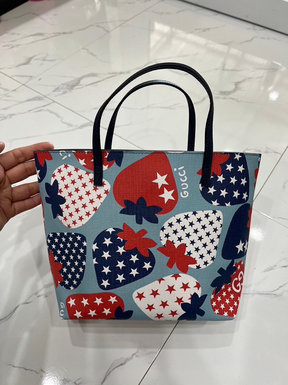 GUCCI Children's tote bag / Gucci kid tote / Gucci bag พร้อมส่งสต๊อกแน่น กับกระเป๋าโท้ทคิดท์ ไซส์น่ารักน่าใช้ ฮอตไม่หยุด เด็ดทุกดีไซน์ มีลายเข้าใหม่มากกว่าในรูปนะคะ **สินค้าเกรดออริจินอล 1:1 สลับแท้ งานสวยตามรูป ภาพถ่ายจากงานขายจริง ใช้งานต่างประเทศไ