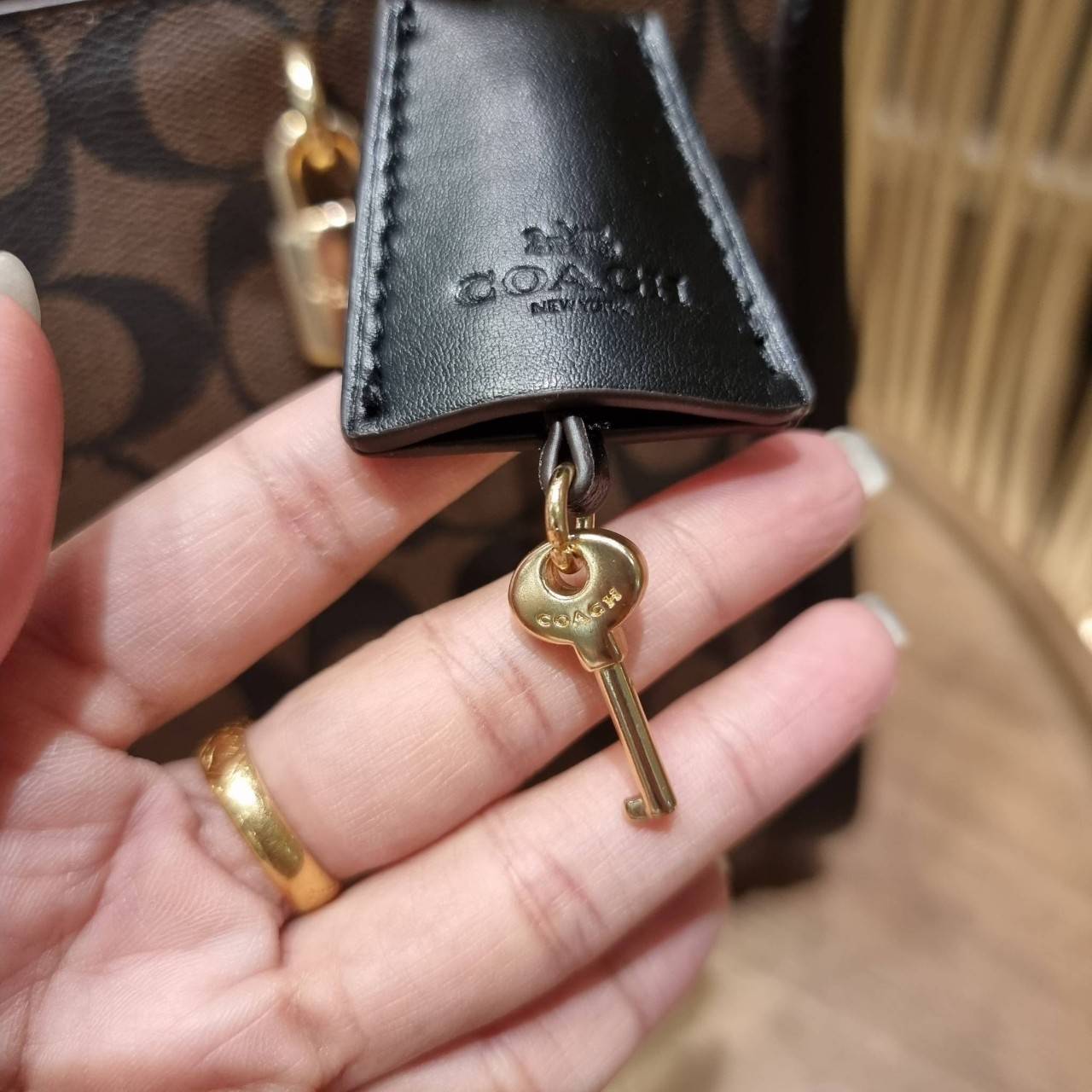 COACH ZOE CARRYALL IN SIGNATURE CANVAS เดอะเบสท์แห่งปี ต้องยกให้พี่คนสวยใบนี้เลย!! รุ่นที่สาวๆตามหา หายากอีกหนึ่ง กระเป๋าถือ/สะพายทรงสวย คลาสสิค ใบใหญ่จุคุ้ม มีดีเทลน่ารักๆที่แม่กุญแจ สามารถล็อคหัวซิปได้ กุญแจซ่อนในพวงหนังห้อยก็น่ารักไปอีก ภายในโล่งกว้าง 