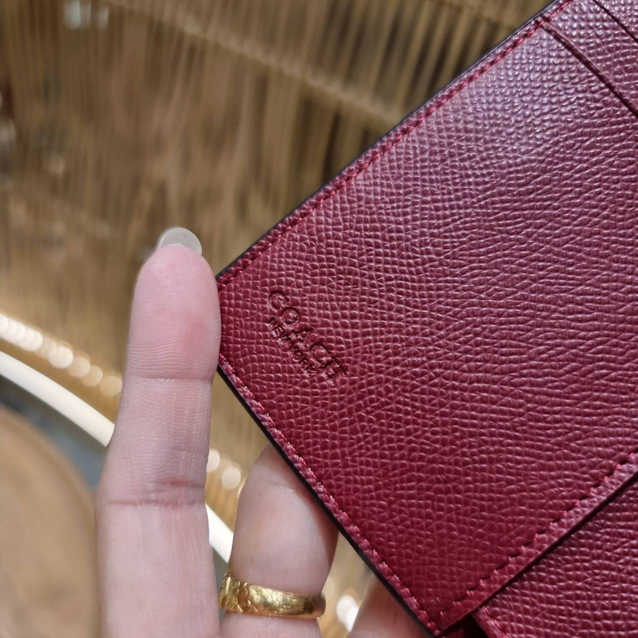 COACH 6390 MEDIUM CORNER ZIP WALLET เดอะเบสท์รุ่นที่สาวๆตามหา!! ดีไซน์ใหม่ สวยสะกด!! กระเป๋าสตางค์ใบกลาง สีคลาสสิค เรียบแต่แฝงความหรู บอกเลยว่ามันละมุนมาก!! ด้วยวัสดุหนัง crossgrain ที่ดูแลรักษาง่าย และยังดูผู้ดี ถือใช้แล้วขับผิวทุกสี ภายในมีช่องใส่บัตรแล