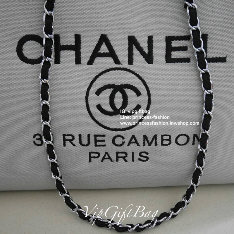 Chanel tote canvas bag จากงานพรีเมี่ยม VIP GIFT รุ่นดังเลยค้า Size ใหญ่อลัง บอกเลยว่า *งานดีที่สุด ตัวกระเป๋า กระเป๋าผ้าเป็นผ้า canvas เนื้อดีสมราคา สัมผัส นุ่มลื่นมือมากกกก อะไหล่เงินปั้มแบรนด์แท้ทั้งใบ ด้านหน้าปัก logo แบรนด์สุดหรู จุของได้เยอะมากก มีช่