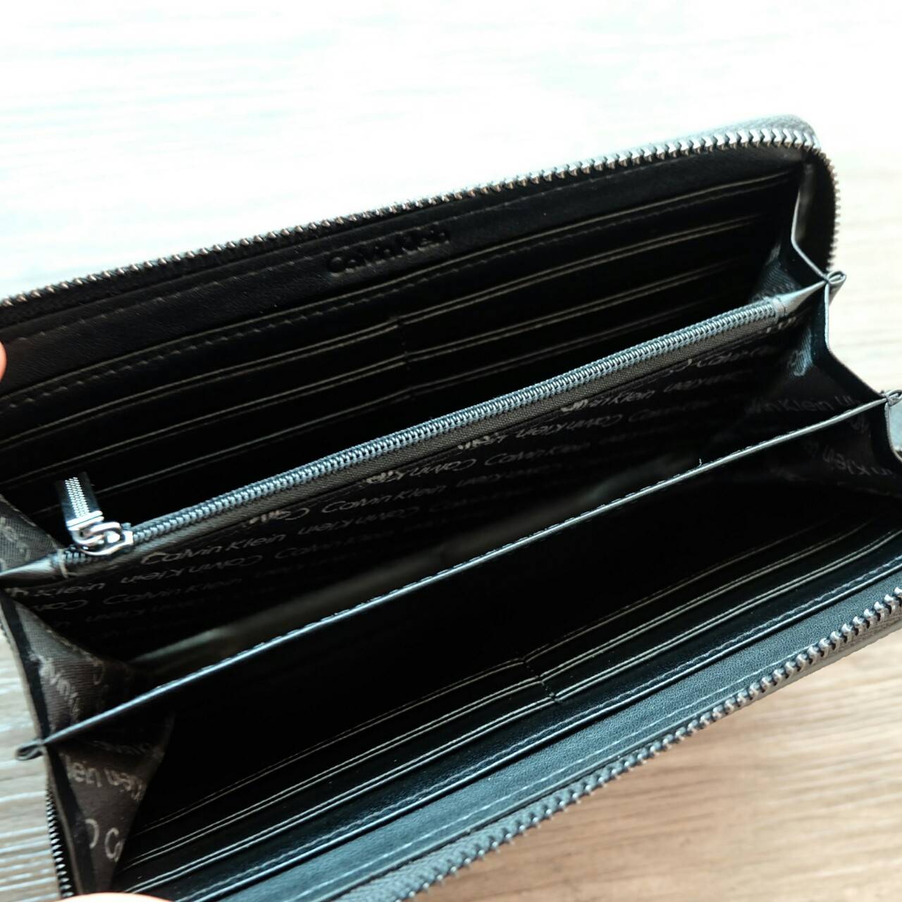 Calvin Klein Long Wallet กระเป๋าสตางค์ใบยาวซิปรอบ ภายในมีช่องใส่ธนบัตร ช่องใส่บัตรหลายช่อง และช่องซิปสำหรับใส่เหรียญ จะมอบเป็นของขวัญ หรือใช้เองก็แนะนำเลยค่ะ