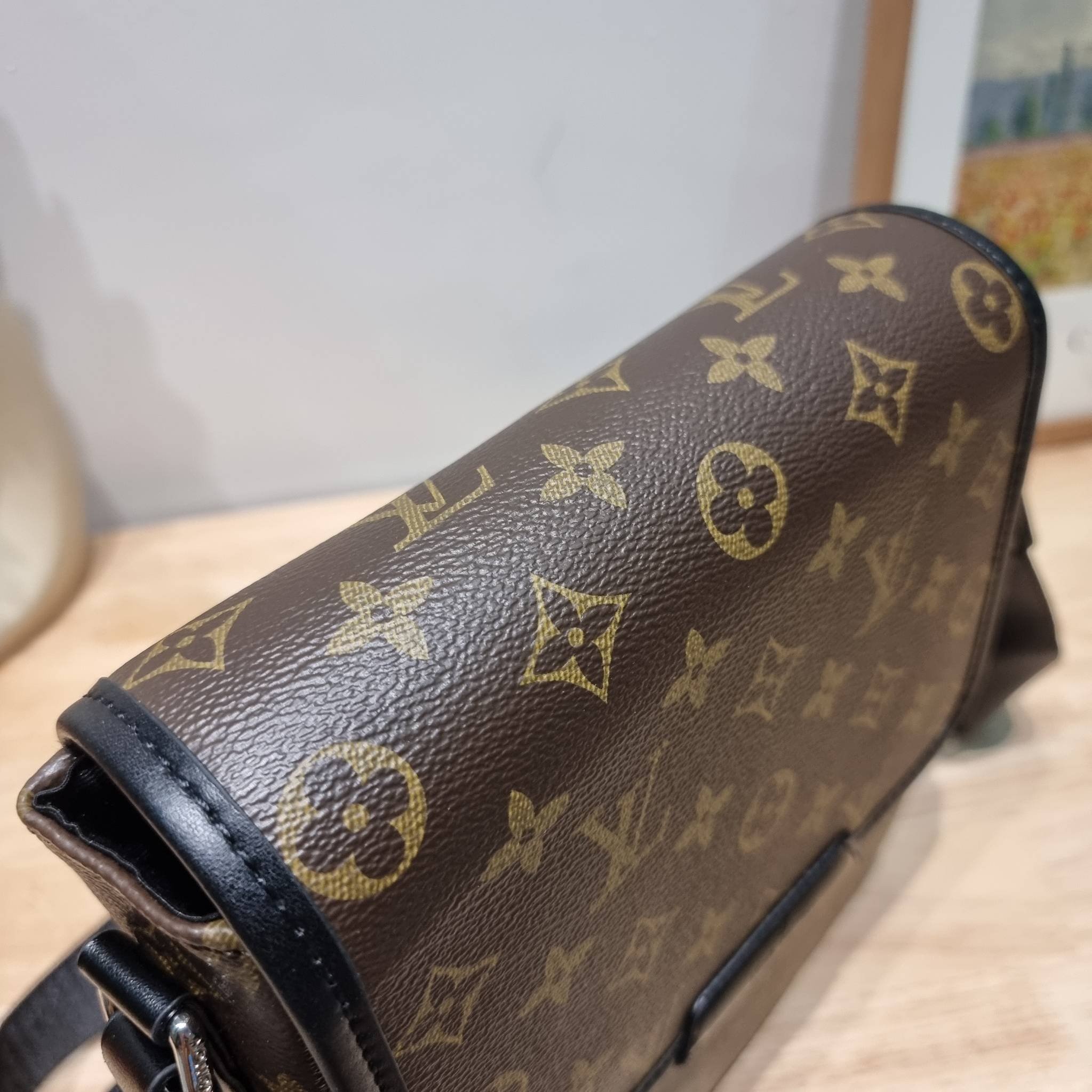 LV bass macassar monogram bag ของใหม่จัดให้หนุ่มๆ กับกระเป๋าสะพายทรงแมสเซ็นเจอร์ ไซส์กำลังดี เหมาะกับหนุ่มๆที่รักความคล่องตัว วัสดุหนังแคนวาสตัดสลับหนัง