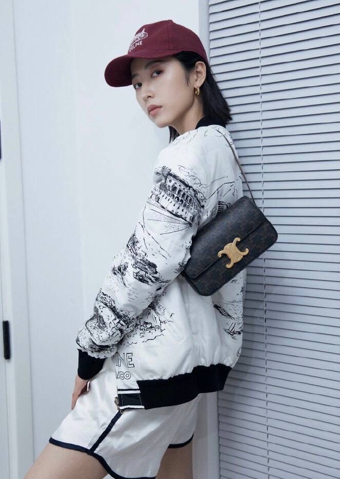 พร้อมส่งที่ไทยแล้วกับ CELINE TRIOMPHE SHOULDER BAG หนังทั้งใบลายสวยหรู ด้านในเปิดด้วยด้วยที่บีบโลโก้อะไหล่ทอง จุของได้กำลังดี ใส่โทรศัพท์ กระเป๋าสตางค์ใบสั้น ของจุกจิกได้ เหมาะกับสาวๆในวัน