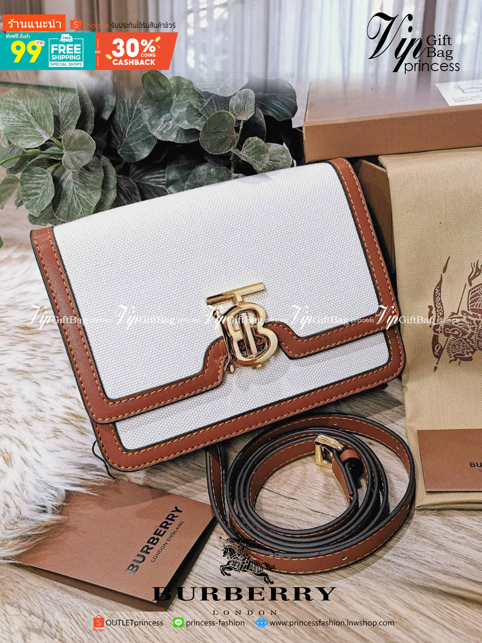 BURBERRY FRAGRANCES CROSSBODY BAG VIP GIFT WITH PURCHASE (GWP) พรีเมี่ยมกิ๊ฟ Limited Edition จากน้ำหอม BURBERRY วัสดุ Canvas & Leather ทรงเหลี่ยมสวยหรูอยู่ทรงมีโลโก้แบรนด์ด้านหน้า เปิดปิดด้วยฝาปิดมีสัญลักษณ์รูปตัวB ภายในมีช่องแบ่งเป็นสัดส่วนสามารถใส่มือถื