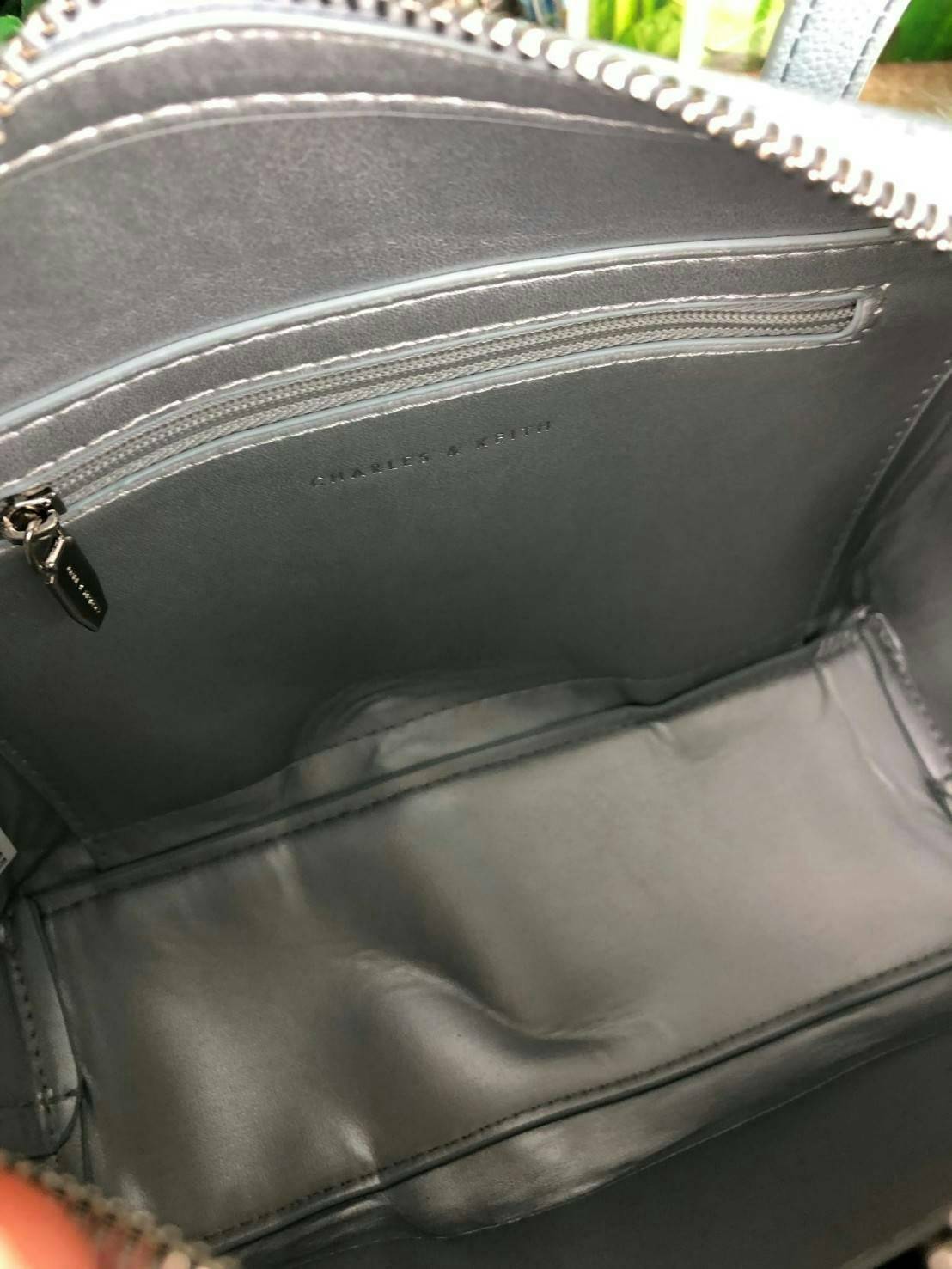 New!! CHARLES & KEITH BOWLING BAG รุ่นใหม่พร้อมส่งชนช็อปค๊า!!! กระเป๋าถือ/สะพายอยู่ทรงสวย ทรงโบวริ่งใบน่ารัก มีหมุดรองฐานทั้ง 4 มุม เปิดปิดด้วยซิปคู่ด้านบน ด้านในมีช่องซิป 1 ช่อง เห็นใบแค่นี้แต่จุของได้เพียบนะคะ:) ใส่กระเป๋าเงินใบยาวได้, iPhone plus , iPa