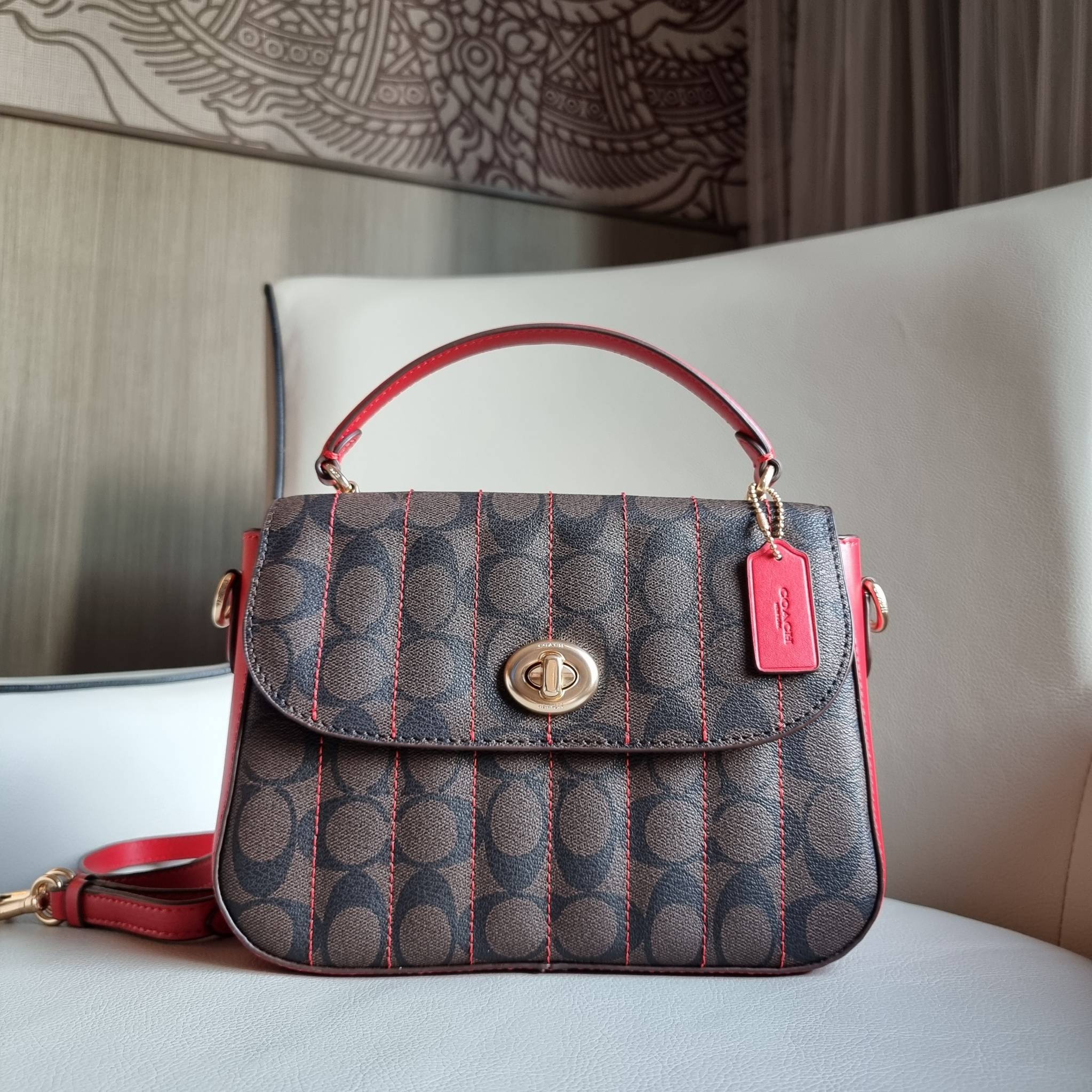 OUTLET 】COACH C5645 MARLIE TOP HANDLE SATCHEL IN SIGNATURE CANVAS WITH QUILTING ดีไซน์ใหม่ กระเป๋าถือ/สะพายข้าง ออกแบบมาไม่เหมือนใคร โดดเด่นด้วยการเย็บบุหนัง โชว์ดีเทลลายเส้น ตกแต่งโลโก้ด้านข้างอะไหล่ทอง วัสดุหนังแคนวาสสลับหนังแท้ เปิด-ปิดด้วยตัวล็อคแน่นห