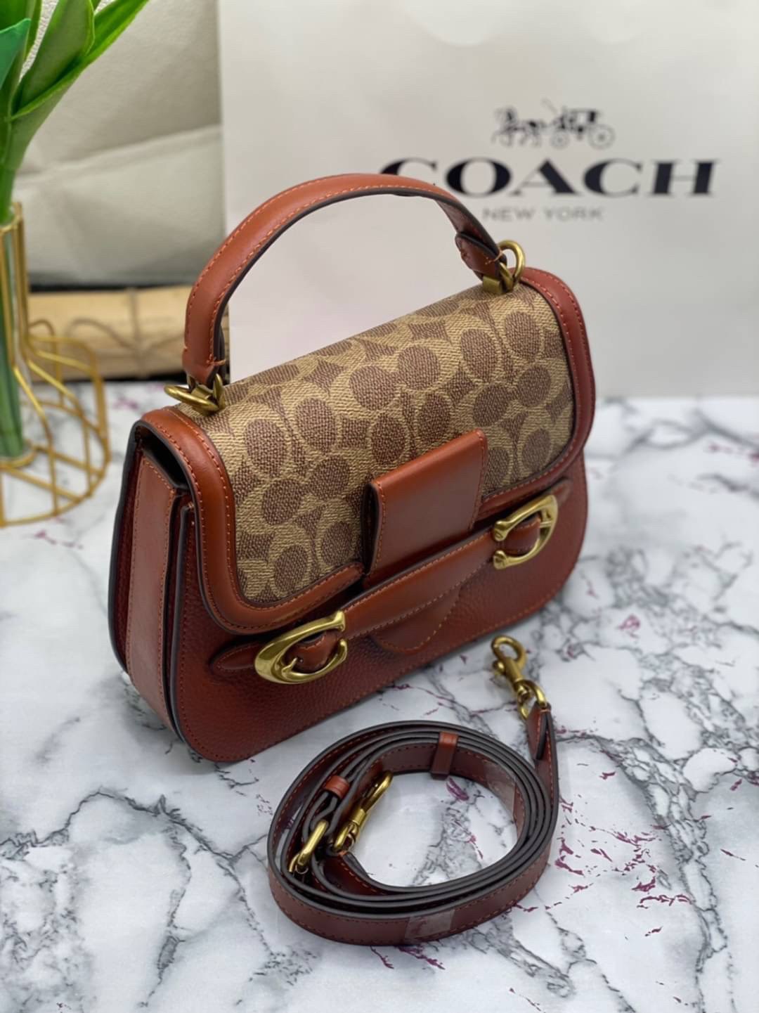 มาใหม่ กรุบกริบ สวย หรูมาก พร้อมส่งที่ไทย COACH SHOULDER BAG กระเป๋าสะพายครอสบอดี้ร์ มีหูถือได้ ใช้งานได้ 2 แบบเลยค่ะ วัสดุหนังแท้ชั้นดีที่สุด! หนังสวย บวกกับอะไหล่แบรนด์ที่ดูเด่นคลาสสิคตรงด้านหน้าค่ะ ใบจริงทั้งสวย ทั้งดูดี คลาสสิค มากๆด้วย แมทได้กับทุกชุ