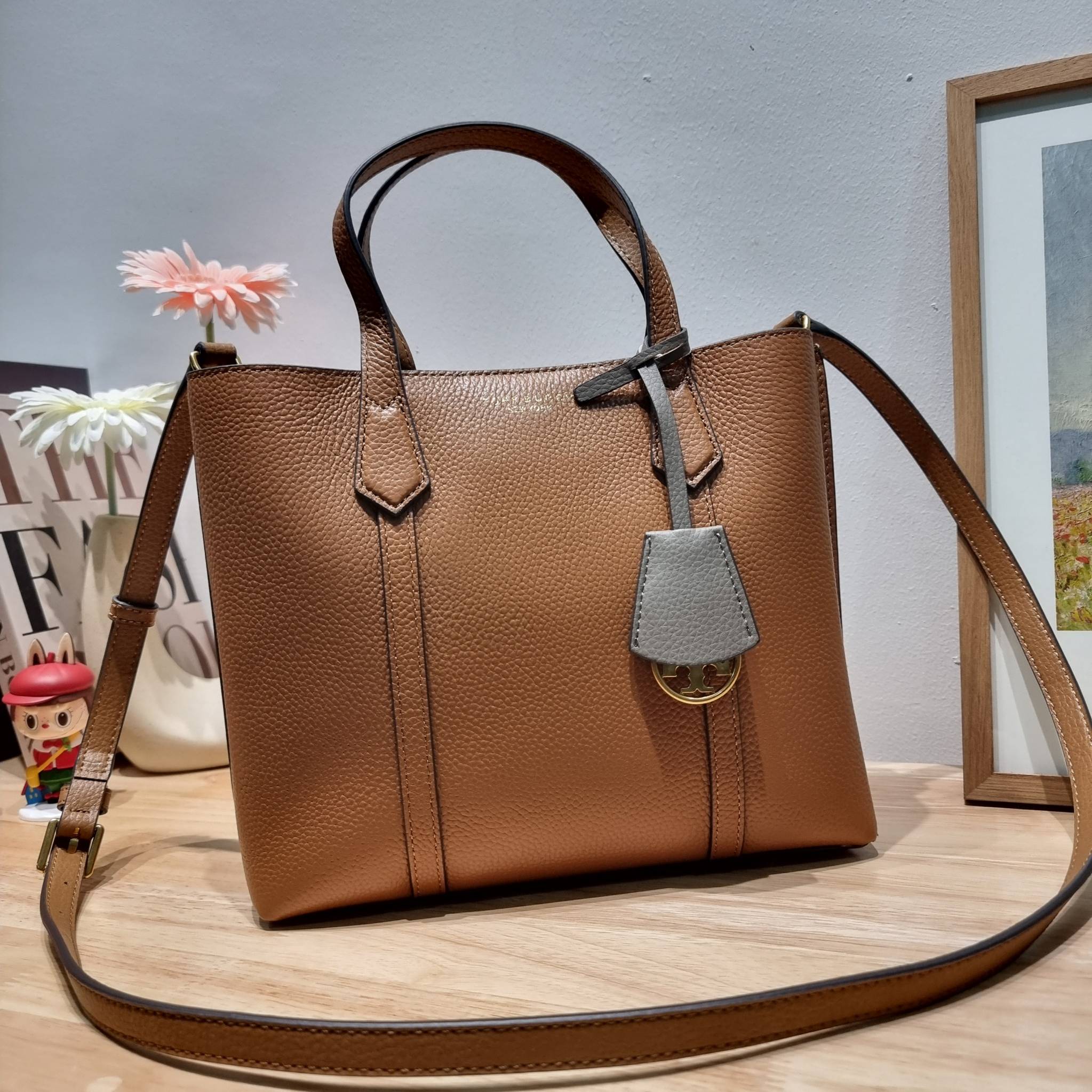 TORY BURCH PERRY SMALL TRIPLE COMPARTMENT TOTE BAG กระเป๋าโท้ทขนาดเล็ก รุ่นขายดี ทรงสวย ดีไซน์ออกมาให้ใช้งานได้ทุกลุค ทุกโอกาส