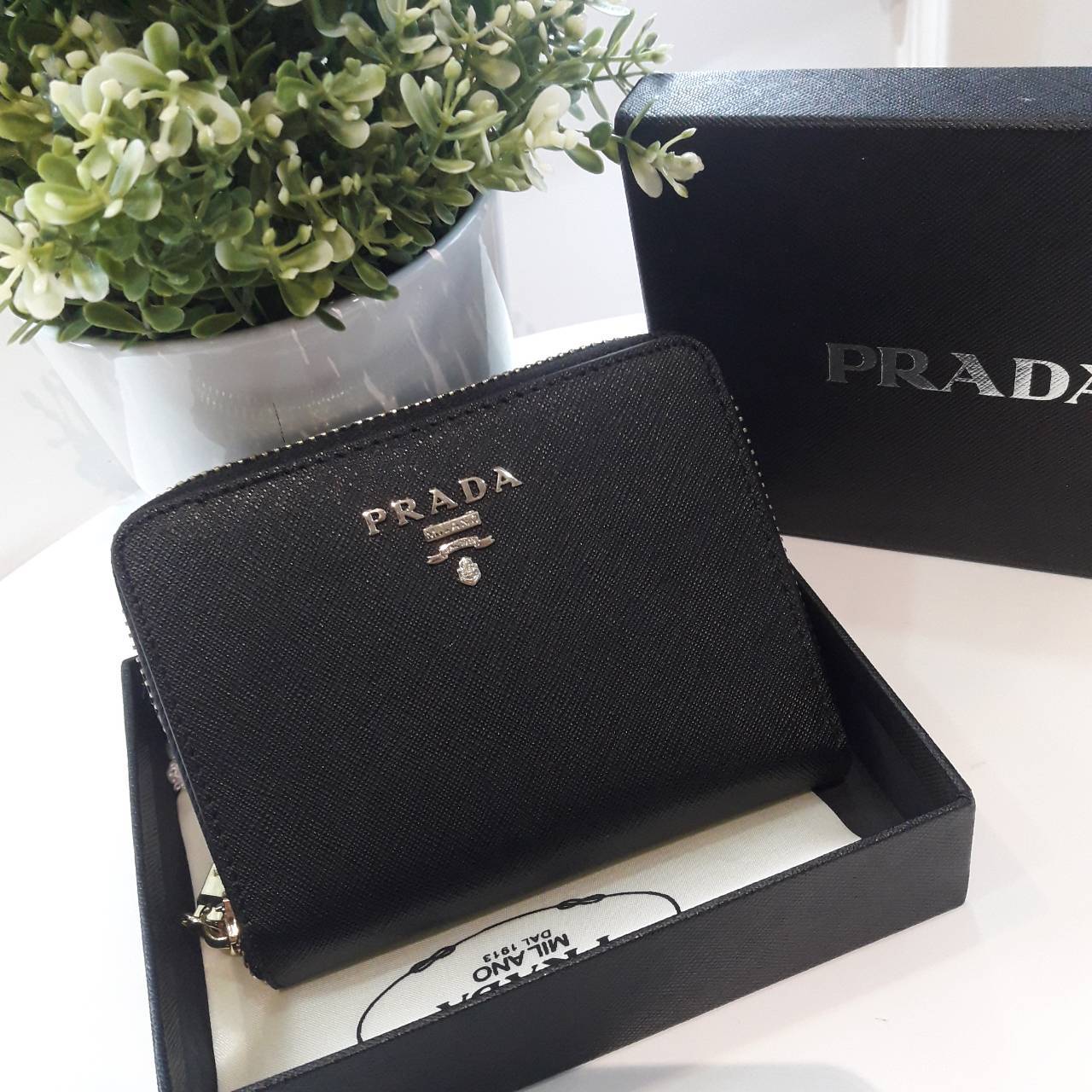New Item! สำหรับสาวๆที่ชอบถือ **กระเป๋าสตางค์ใบเล็ก ขอแนะนำ Prada Short Saffiano wallet กระเป๋าสตางค์สั้น ขนาดกะทัดรัด เปิดปิดด้วยซิป อะไหล่ทอง ปั้มแบรนด์ ทั้งใบ **จุดเด่น มีช่องใส่รูปถ่าย ใส่บัตรได้หลายช่อง ด้านในมีช่องซิปแยกอีก1ช่องค้า อีกหนึ่งไอเท็มที่