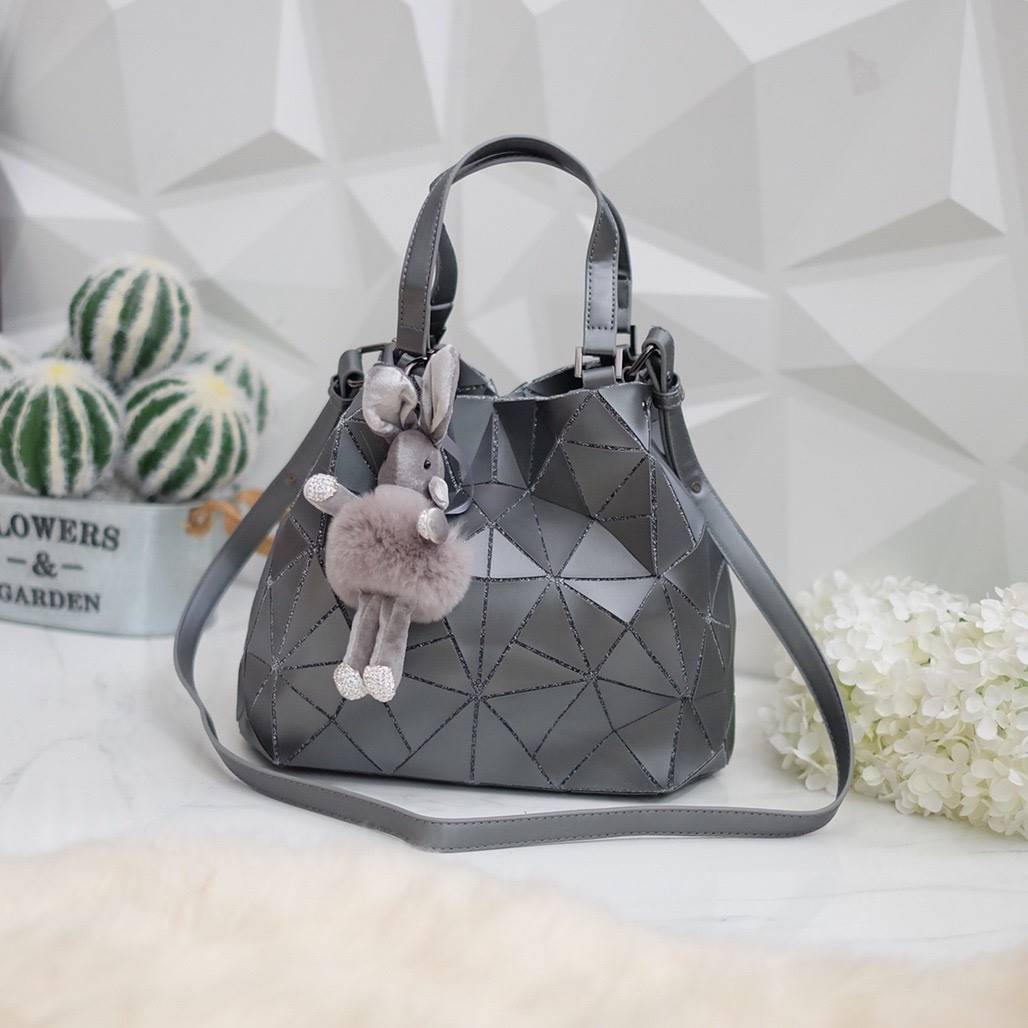 สดใสรับต้นปีกันด้วย กระเป๋าทรงสุดฮิตจากแบรนด์ David Jones อัดลาย Diamond หายาก ใบนี้ มาพร้อมกับน้องกระต่าย Bunny DV diamonds to สีเข้า set กับกระเป๋าคะ กระเป๋า 2in1 ปรับได้ 2 ทรง ตัวกระเป๋าเย็บติด ด้วยแผ่นอคิลิค สุดหรู ดีไซน์เกร๋ **จุดเด่นที่ น้ำหนักเบา ส