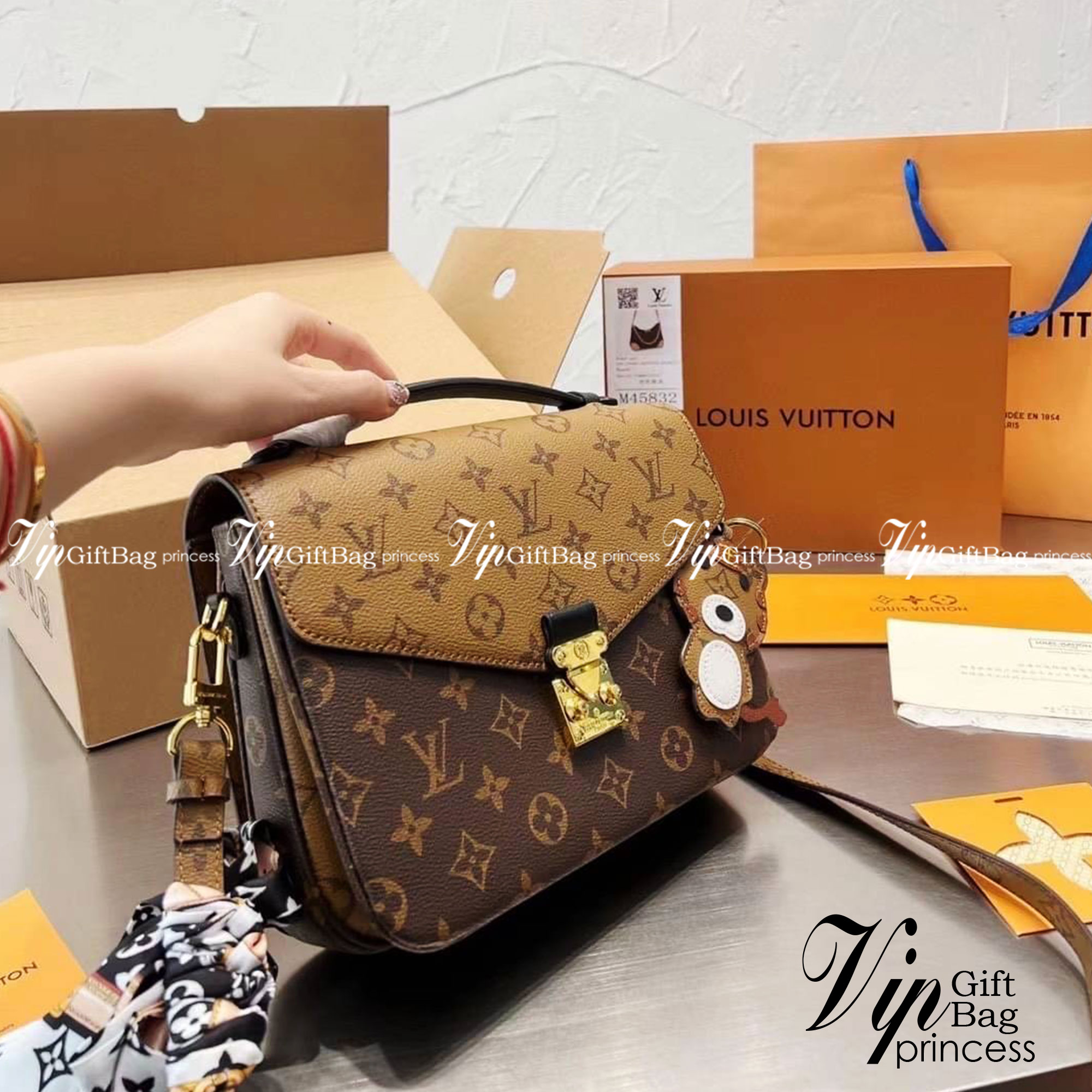 LV Monogram Reverse Pochette Metis / LV Pochette Metis กระเป๋าสะพายไอเท็มนำแฟชั่นที่น่าดึงดูดใจ ทรงกะทัดรัดและใช้งานได้สะดวก หนังแคนวาสอย่างดี ลาย Monogram เปิด-ปิดแบบกดล็อคอะไหล่สีทองสวยงาม