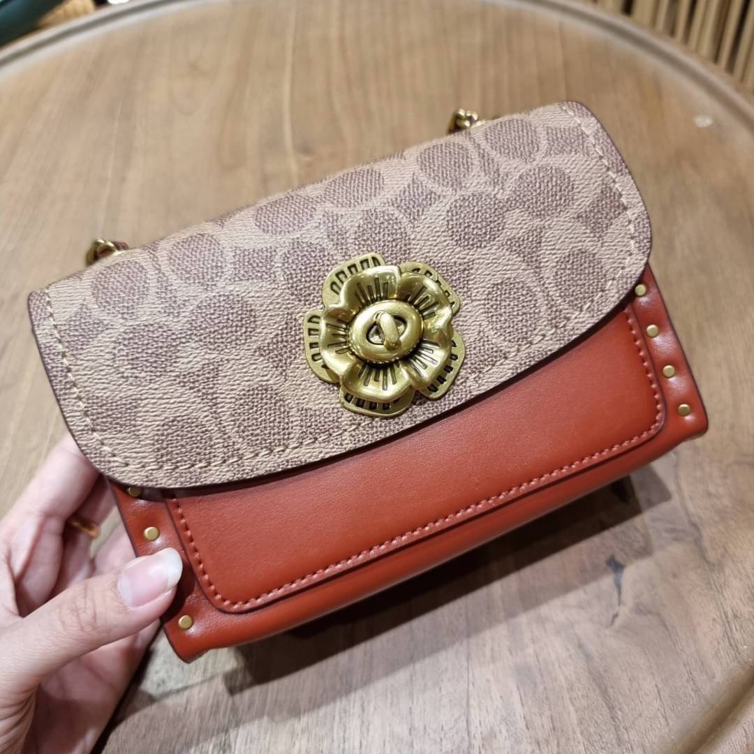 COACH 30592 PARKER 18 IN SIGNATURE CANVAS WITH RIVETS ไอเท็มยอดฮิต รุ่นหายาก!! sold out ไปหลายรอบ ก็ยังมีคนรอ!! กระเป๋าสะพายข้าง ไซส์กะทัดรัด พกพาง่าย ดีไซน์สวยด้วยการตอกหมุดเพิ่มดีเทล โดดเด่นด้วยตัวล็อครูปดอกไม้ วัสดุหนังแคนวาสเคลือบลายสลับหนังแท้ ภายในเ