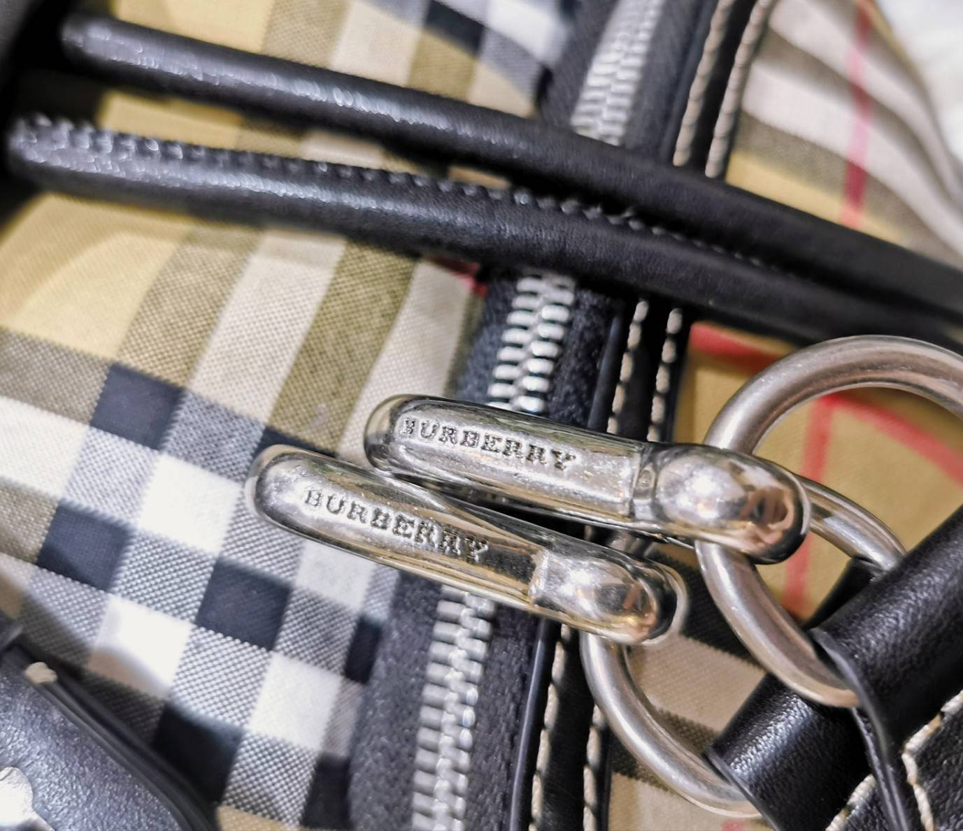 พรีเมี่ยมกิ๊ฟแท้ 100% 】BURBERRY FRAGRANCES VINTAGE 2WAYS RUCKSACK BACKPACK VIP GIFT WITH PURCHASE (GWP) กระเป๋าสะพายพรีเมี่ยมกิ๊ฟLimitedจากเคาน์เตอร์ BURBERRY FRAGRANCES วัสดุ Nylon Canvas ลาย Burberry Vintage Signature สวยคลาสสิค