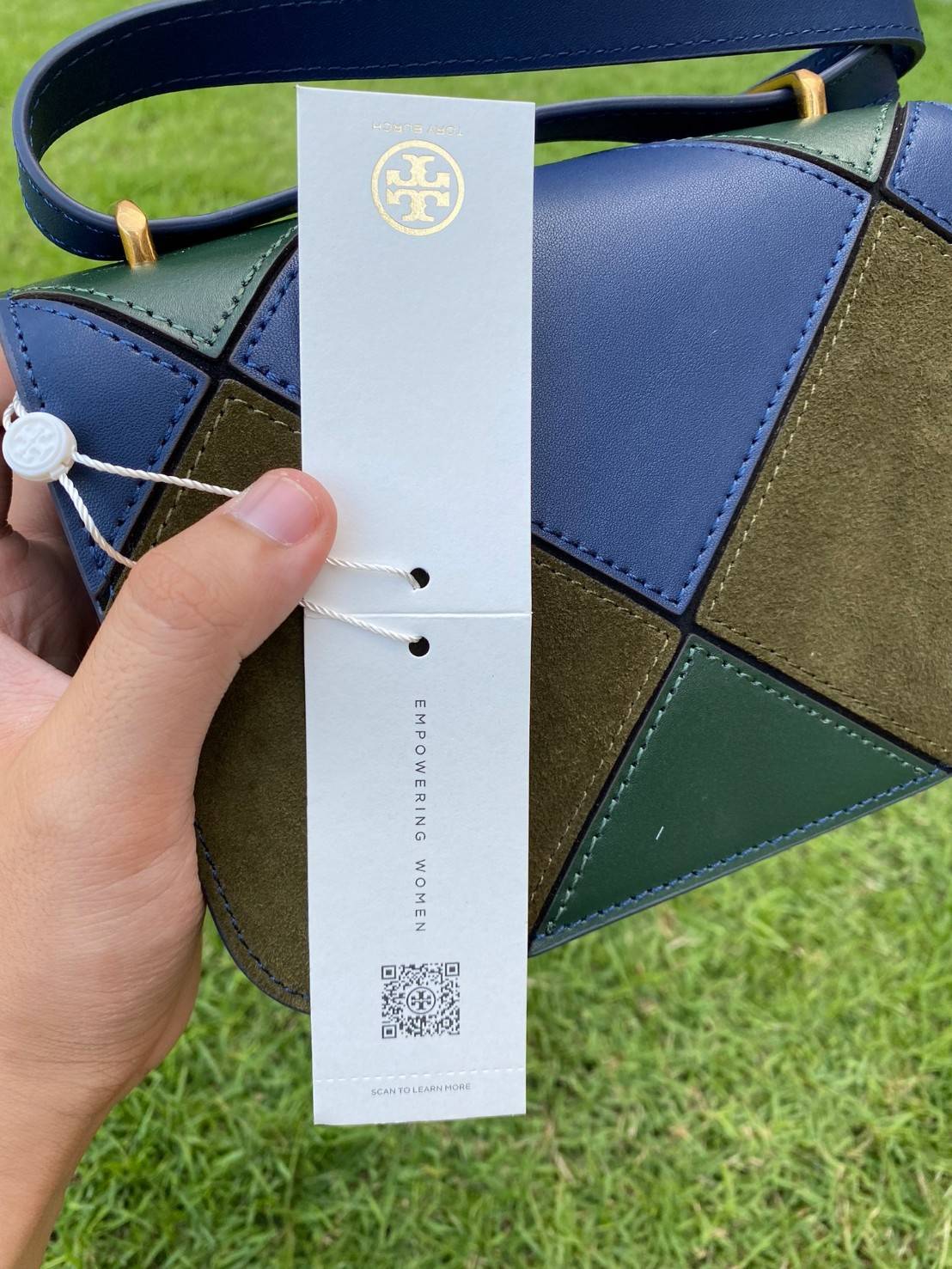 Tory Burch Eleanor Bag (รหัสรุ่น 84089) Collection ใหม่2021 ชนช็อป กระเป๋าสะพายcrossbody 💚สีเขียวเหนี่ยวทรัพย์วัสดุชั้นดี เปิดปิดด้วยแม่เหล็ก ภายในโล่งและมีช่องซิปด้านข้าง สายสะพายปรับระดัยสั้นยาวได้ตามใจชอบ รุ่นนี้สวยหรูไฮโซมาก ห้ามพลาดนะสาวๆ