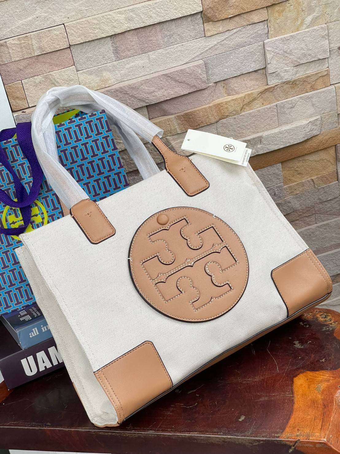 Tory Burch Ella maxi Logo Canvas Mini Tote Bag Collection นี้เป็นกระเป๋าที่ตอบโจทย์สาววัยทำงานอย่างมาก ด้วยโทนสีที่สุภาพ เรียบหรู อีกทั้งยังมีขนาดกำลังดีไม่ใหญ่จนเกินไปและยังบรรจุของได้จำนวนมาก จึงสามารถหิ้วไปทำงาน ชอปปิง หรือจะใช้เป็น Everyday Bag ในชีวิ